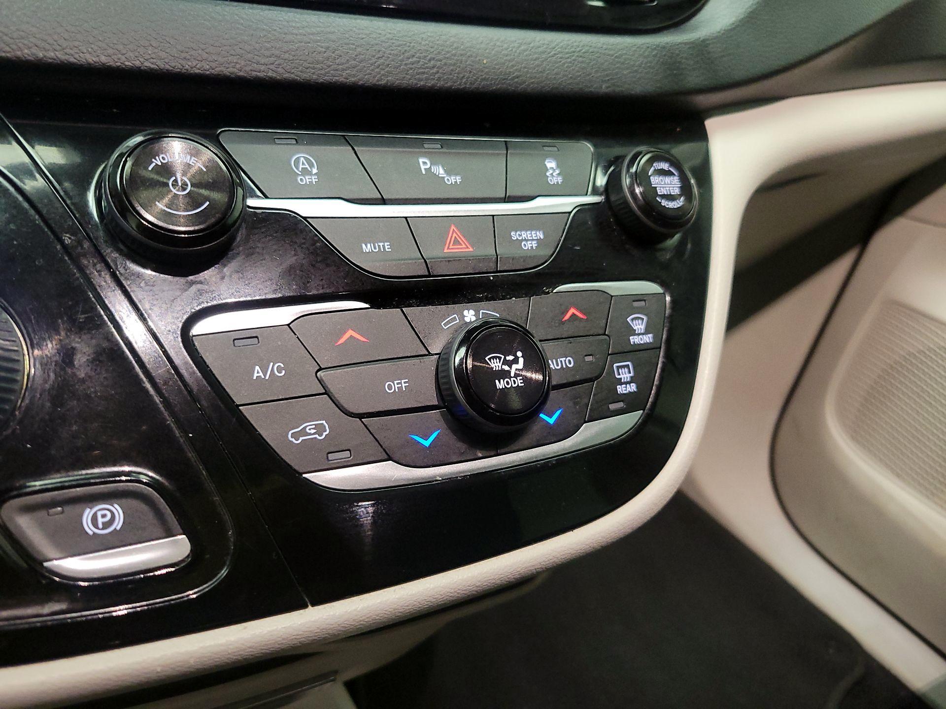 Thumbnail: 2019 Chrysler Pacifica - 16