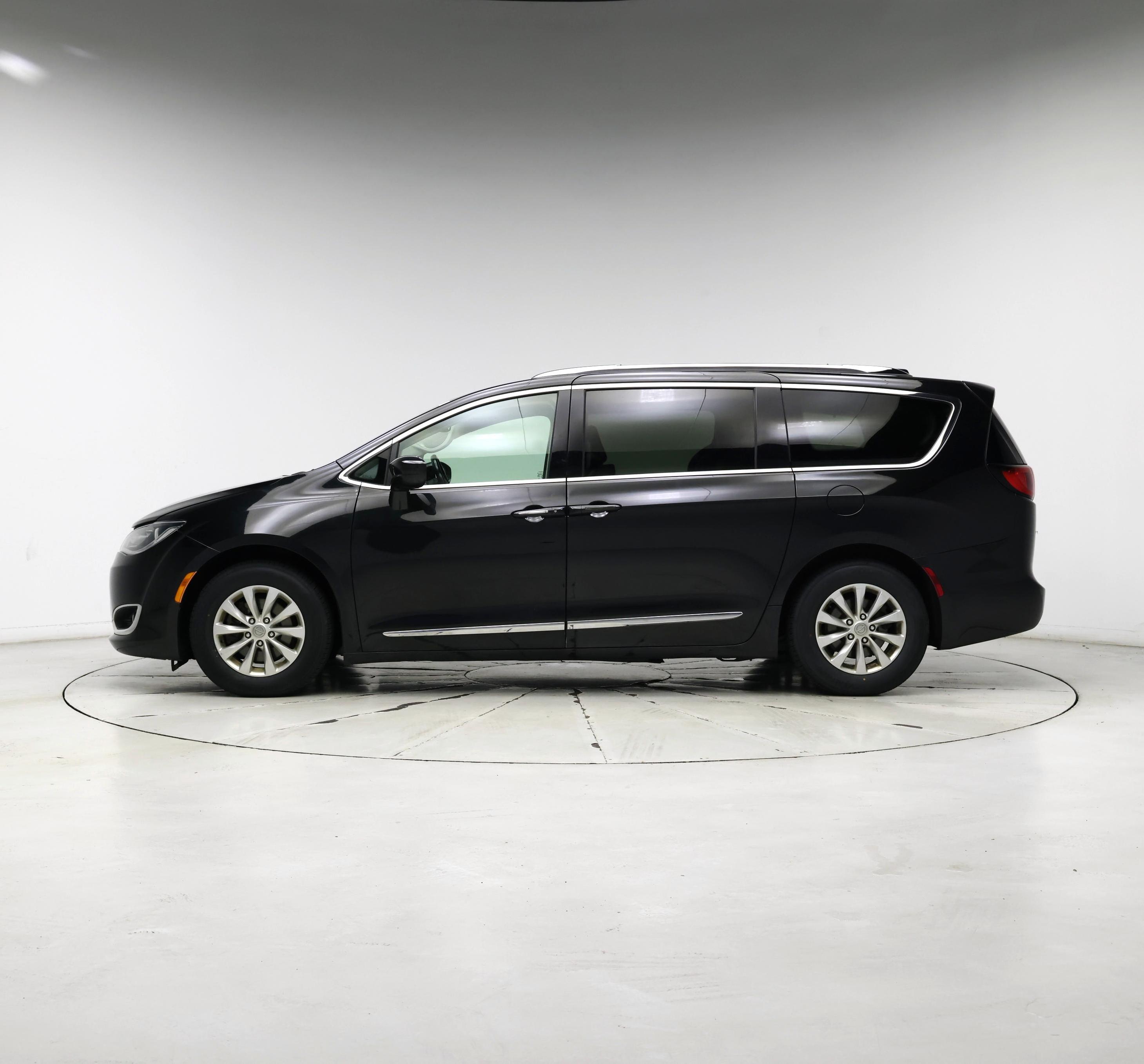 Thumbnail: 2019 Chrysler Pacifica - 3