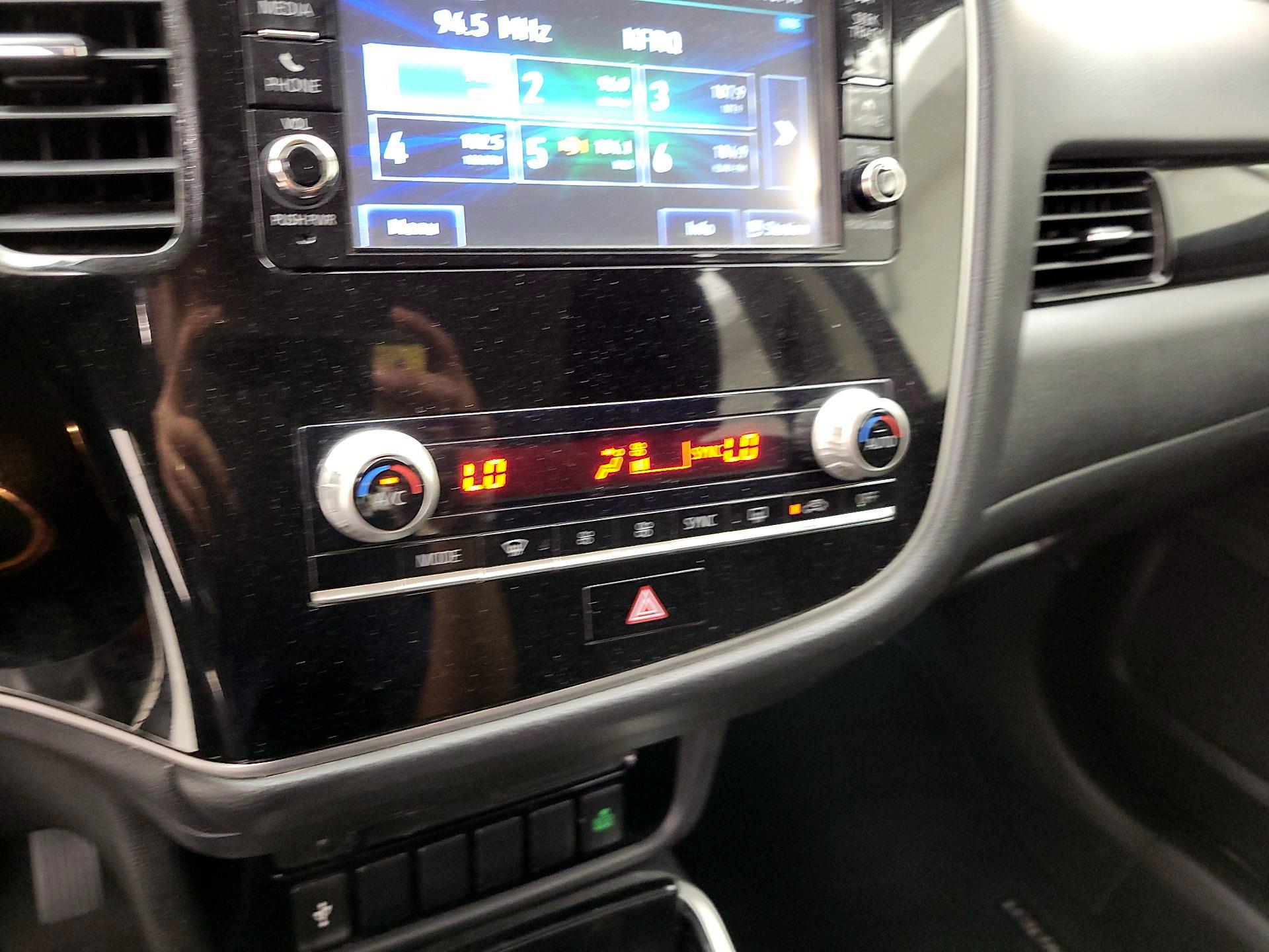 Thumbnail: 2020 Mitsubishi Outlander - 16