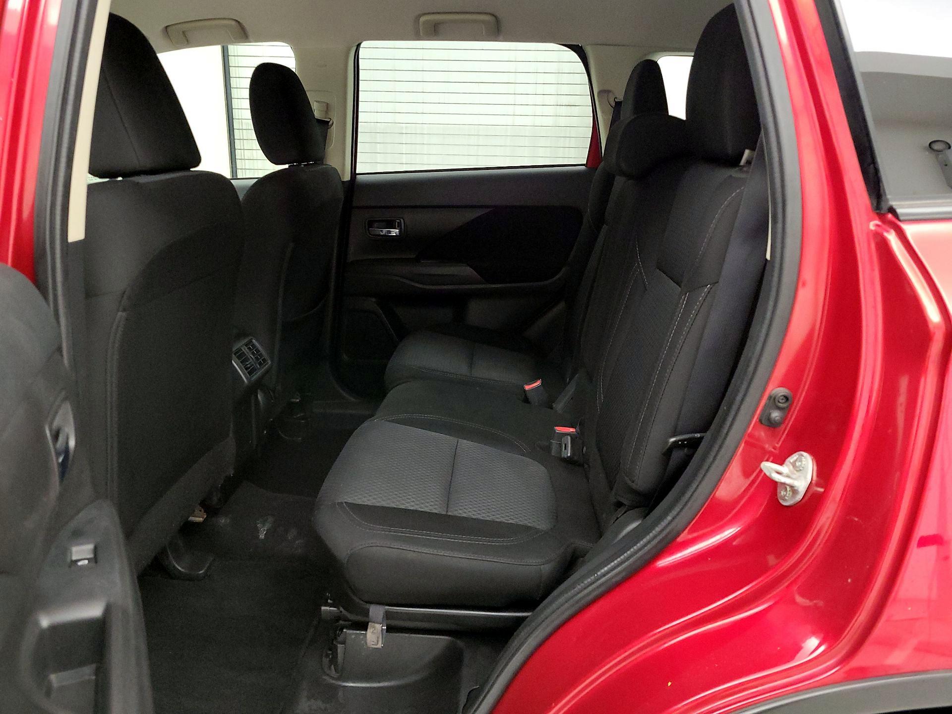Thumbnail: 2020 Mitsubishi Outlander - 18