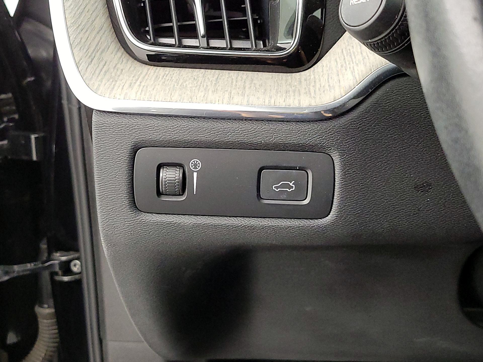 Thumbnail: 2021 Volvo XC60 - 13