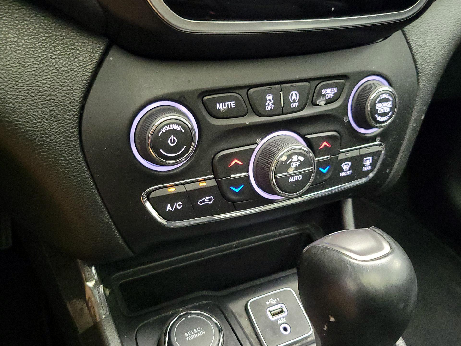 Thumbnail: 2021 Jeep Cherokee - 16