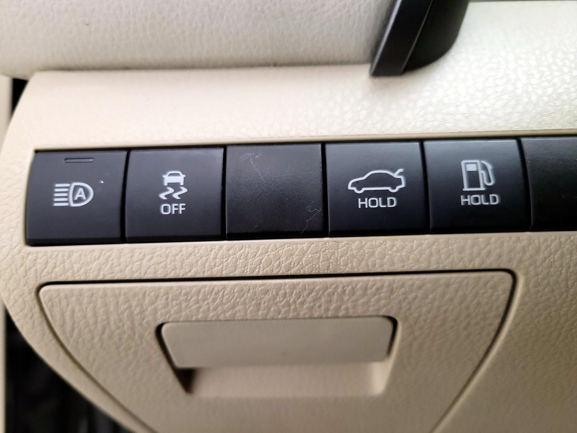 Thumbnail: 2020 Toyota Camry - 13