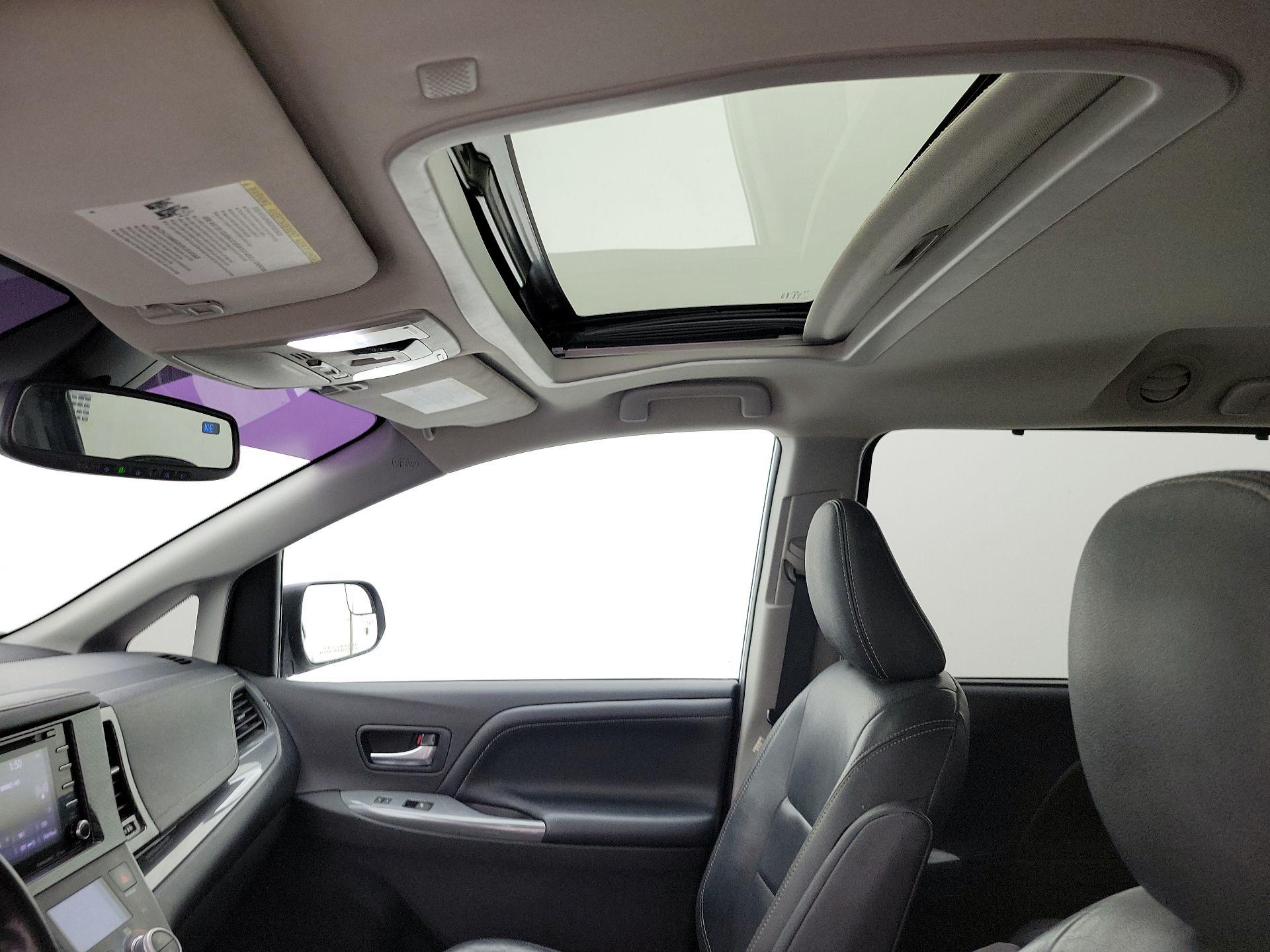 Thumbnail: 2020 Toyota Sienna - 19