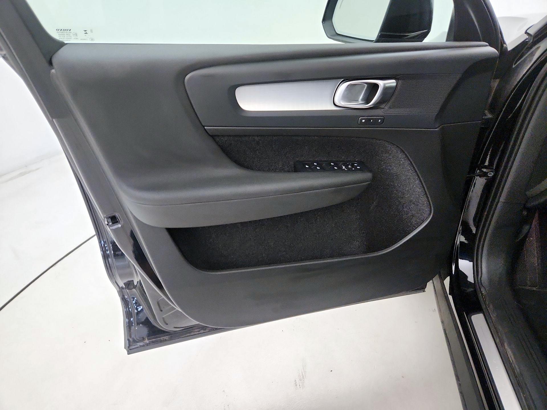 Thumbnail: 2025 Volvo XC40 - 12