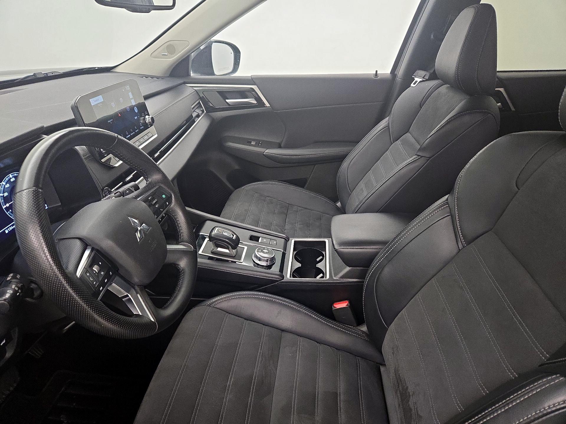 Thumbnail: 2024 Mitsubishi Outlander - 11