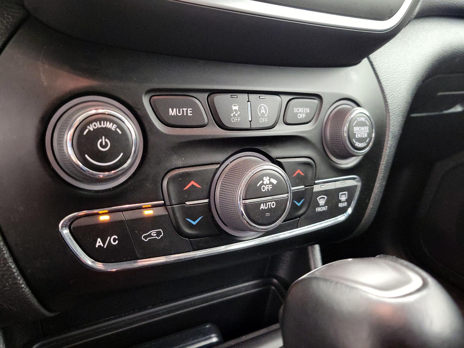 Thumbnail: 2023 Jeep Cherokee - 17