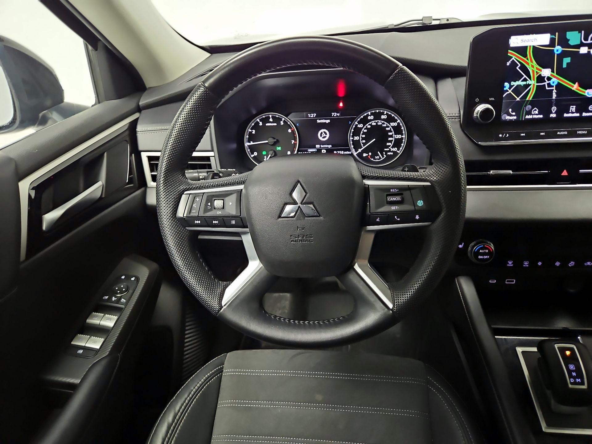 Thumbnail: 2023 Mitsubishi Outlander - 10