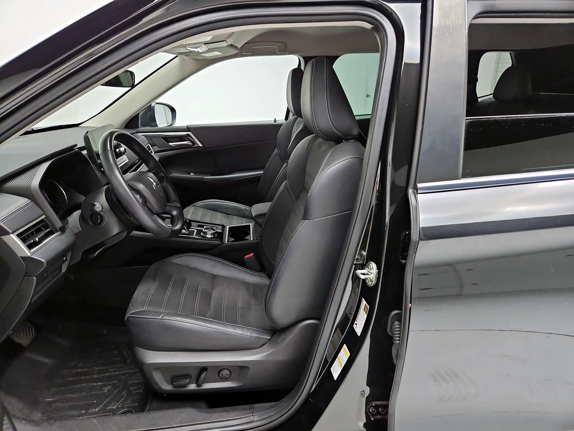 Thumbnail: 2023 Mitsubishi Outlander - 11