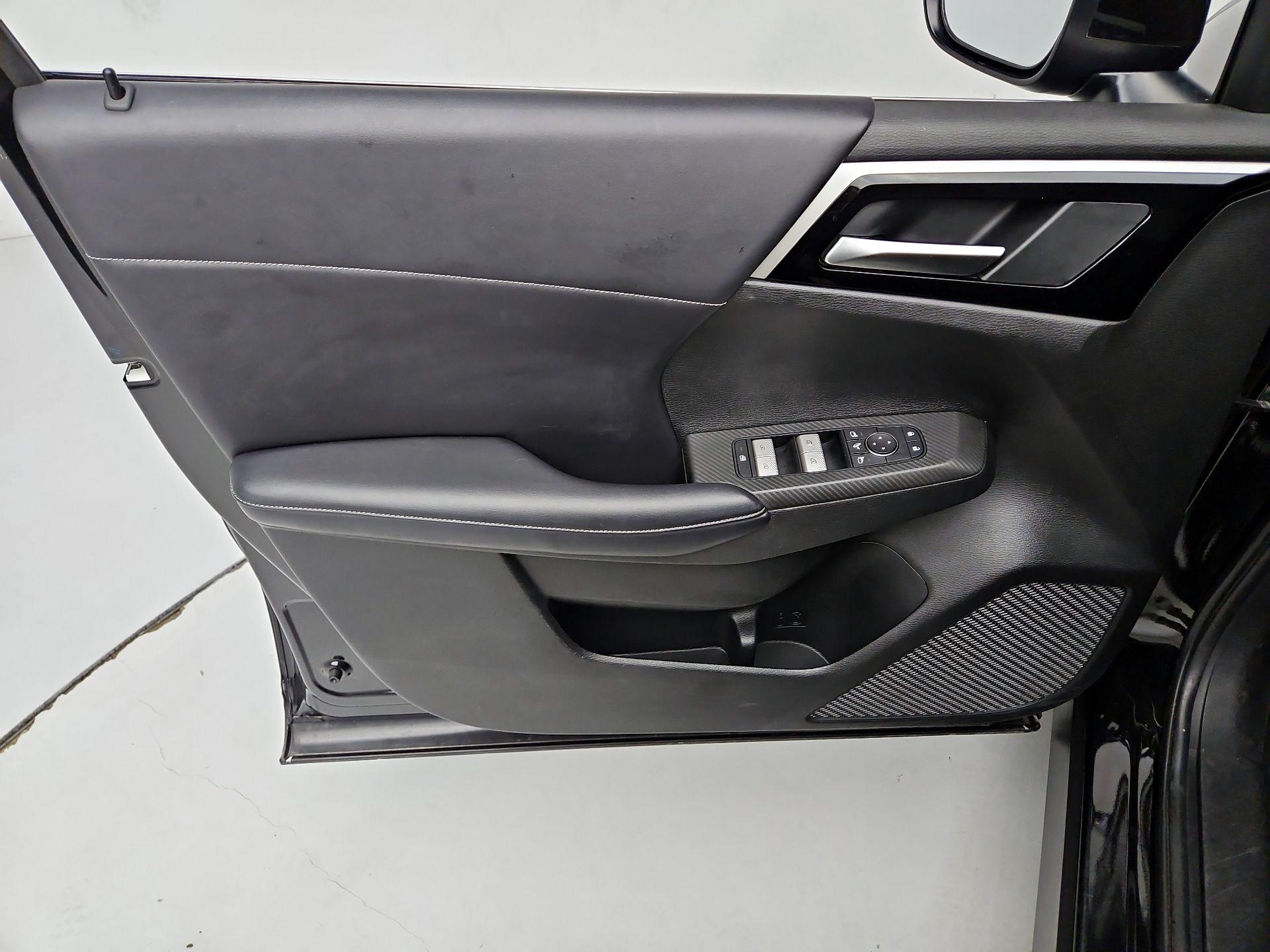 Thumbnail: 2023 Mitsubishi Outlander - 12