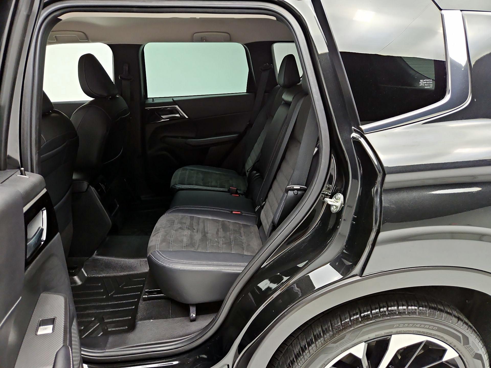 Thumbnail: 2023 Mitsubishi Outlander - 20