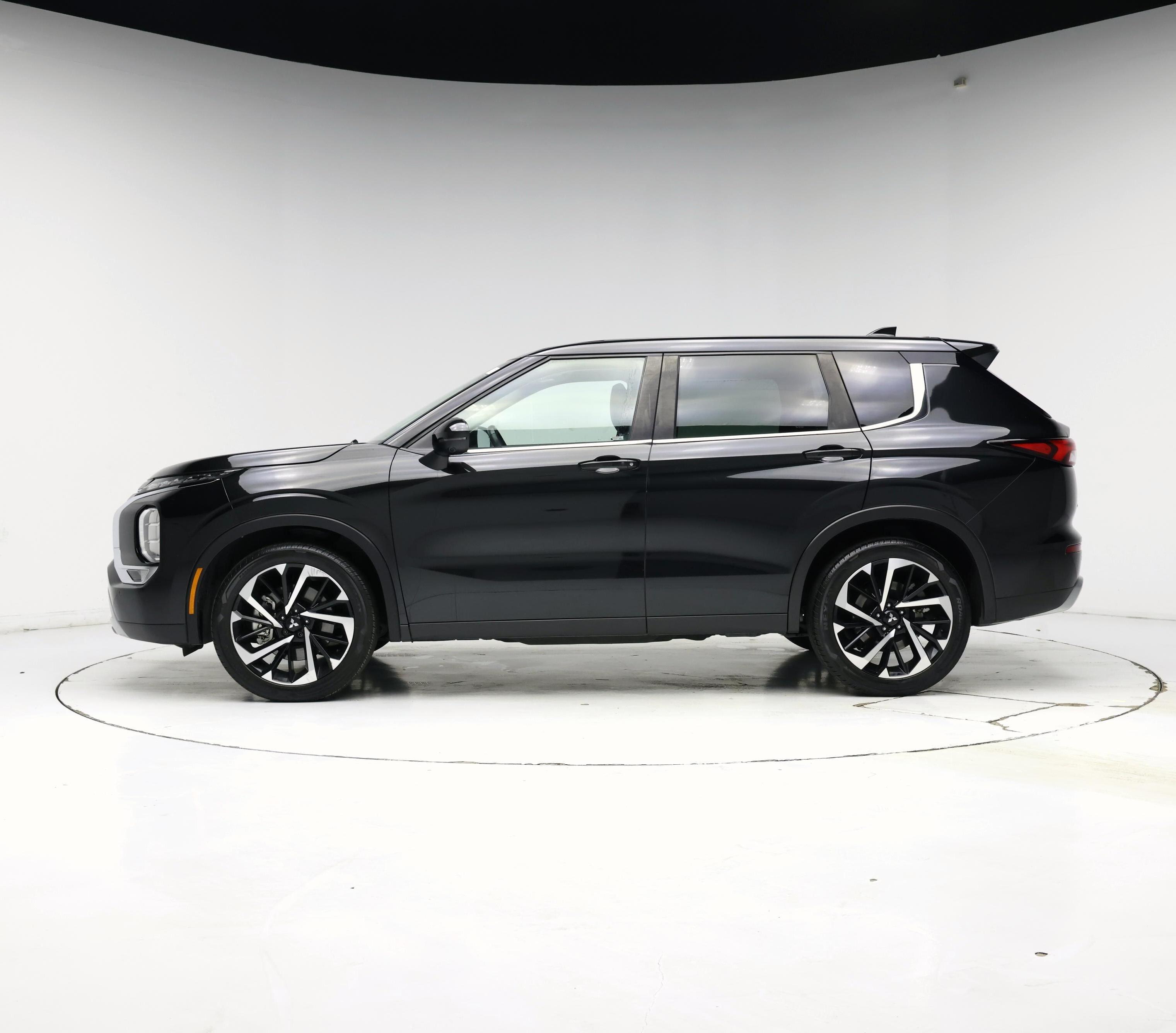 Thumbnail: 2023 Mitsubishi Outlander - 3