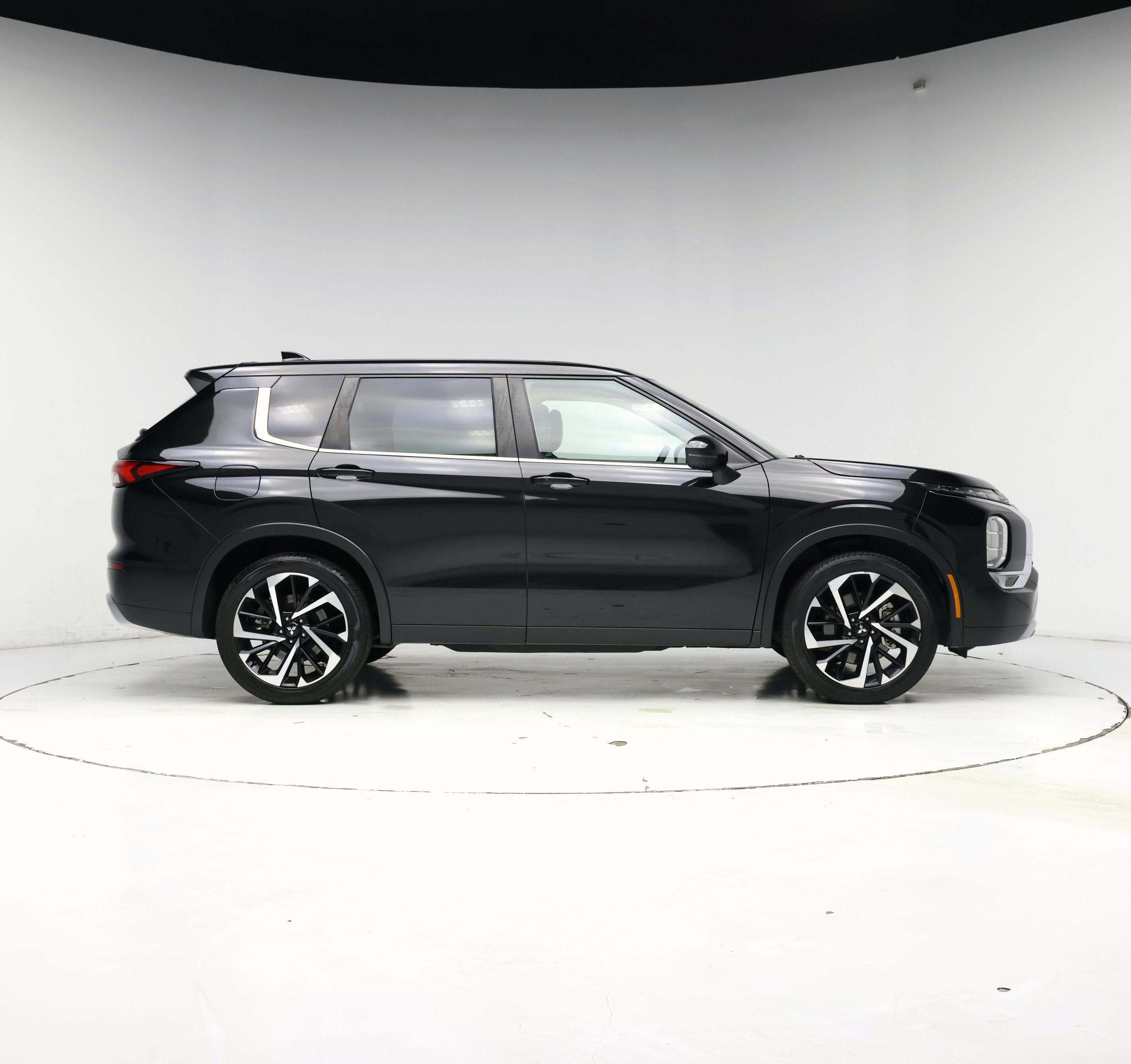 Thumbnail: 2023 Mitsubishi Outlander - 7