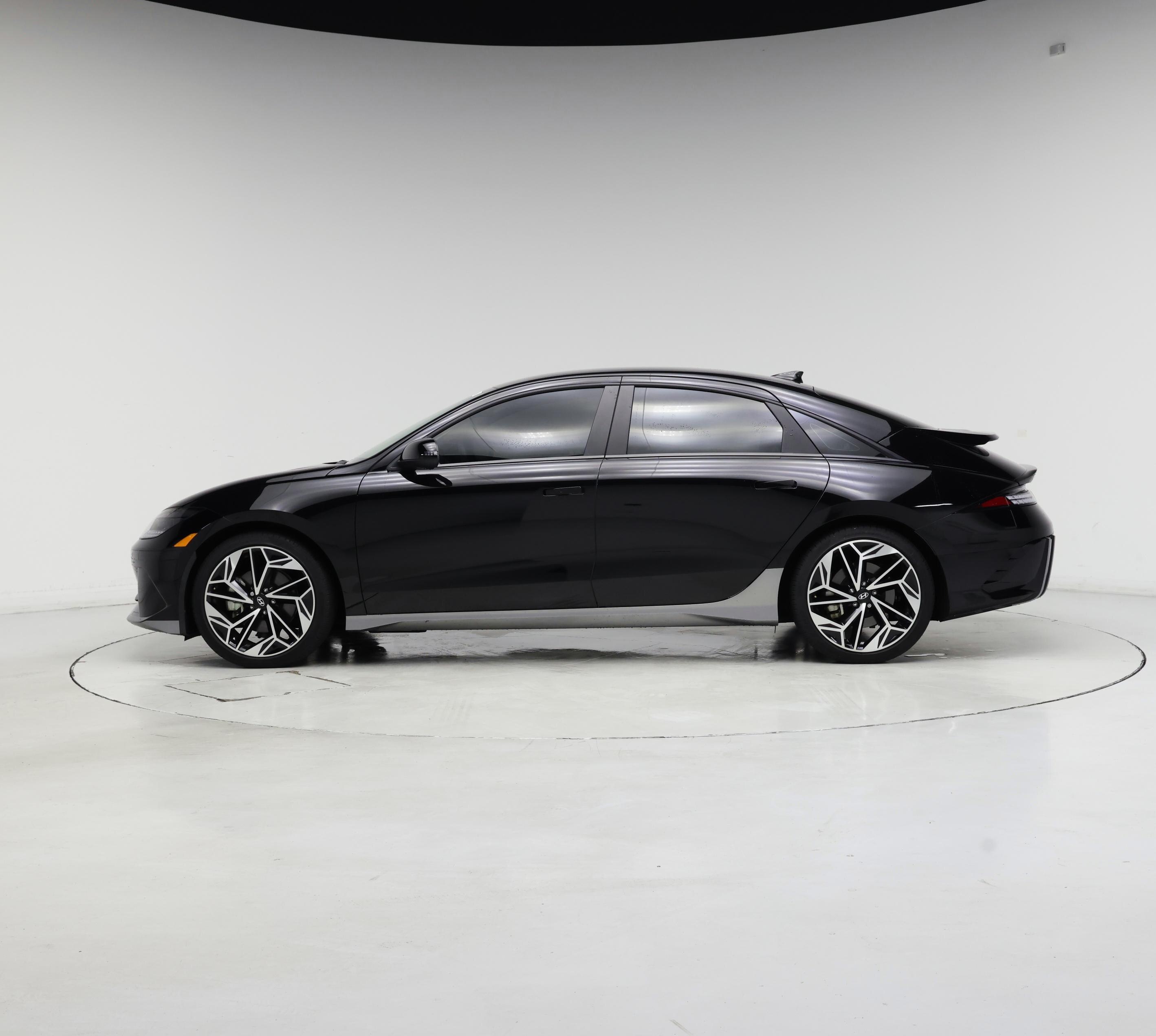 Thumbnail: 2023 Hyundai Ioniq 6 - 3