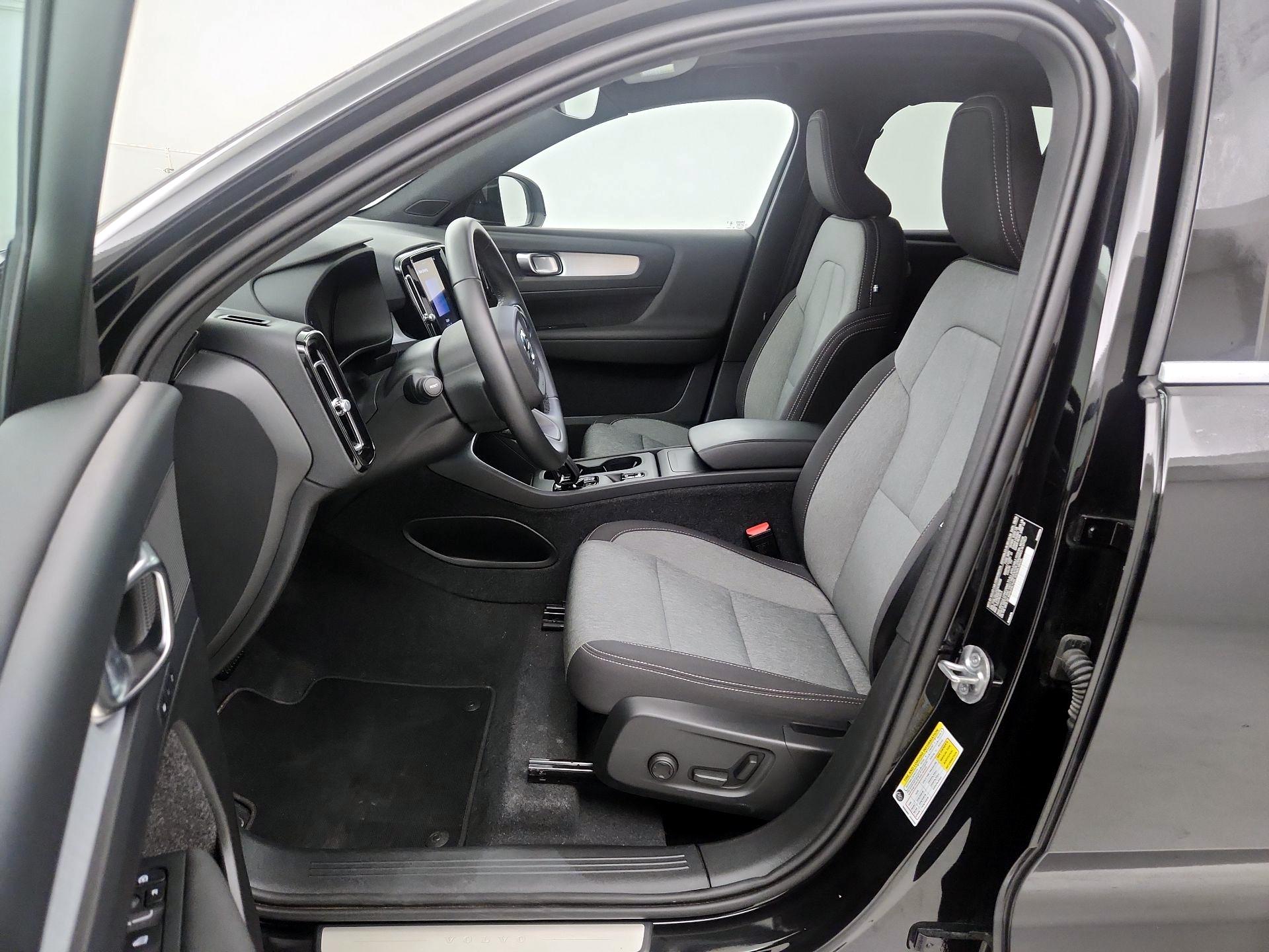Thumbnail: 2025 Volvo XC40 - 9