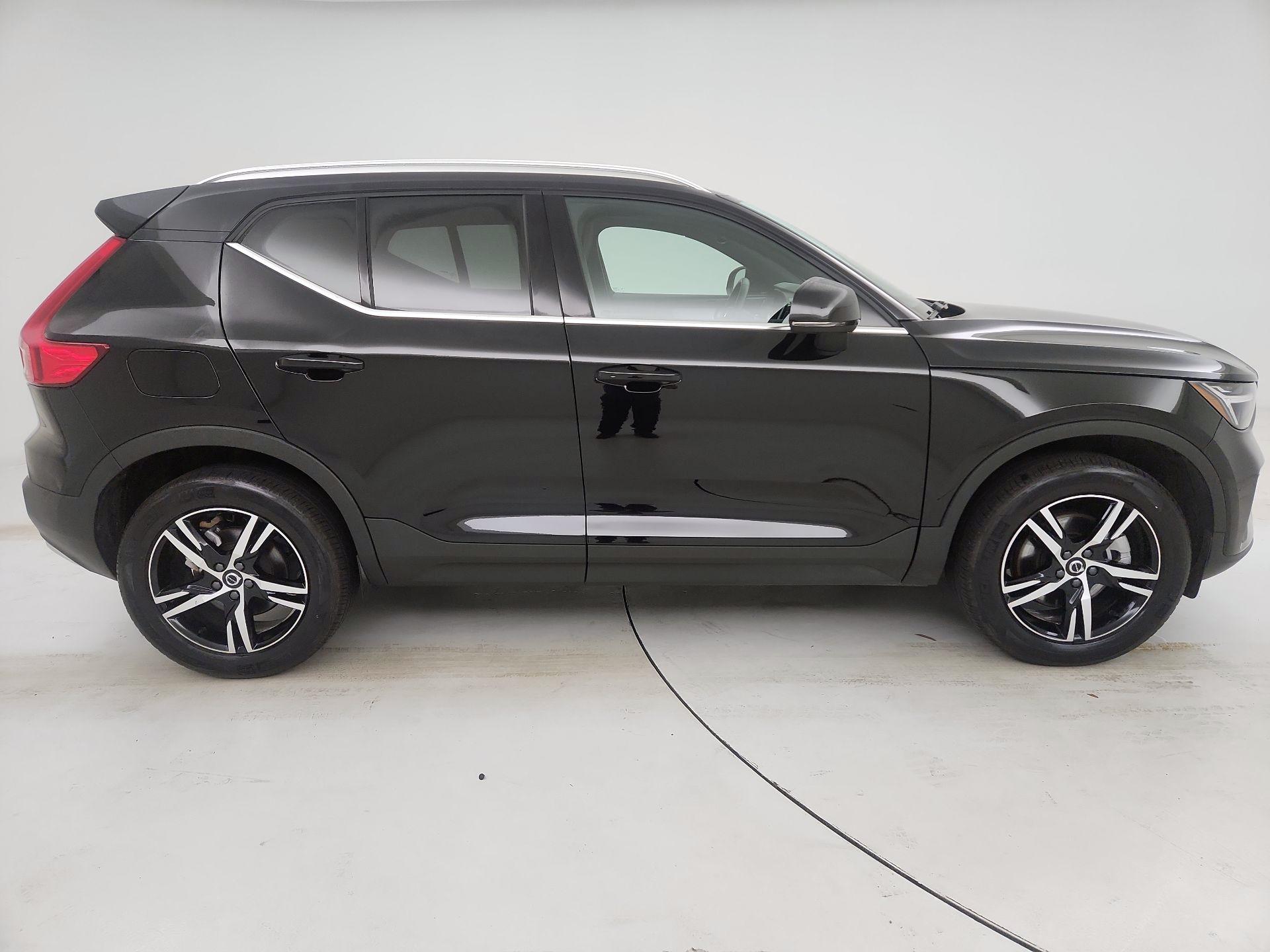 Thumbnail: 2025 Volvo XC40 - 4