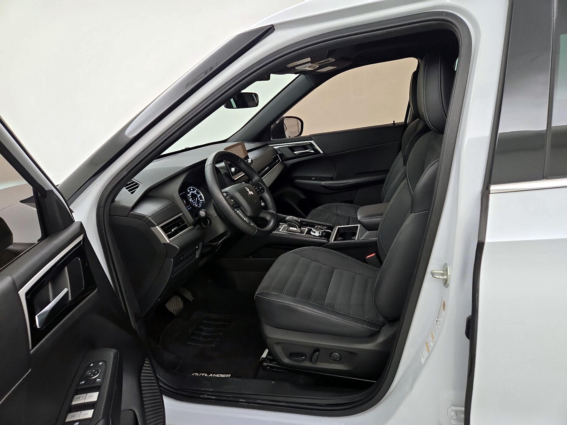 Thumbnail: 2022 Mitsubishi Outlander - 11