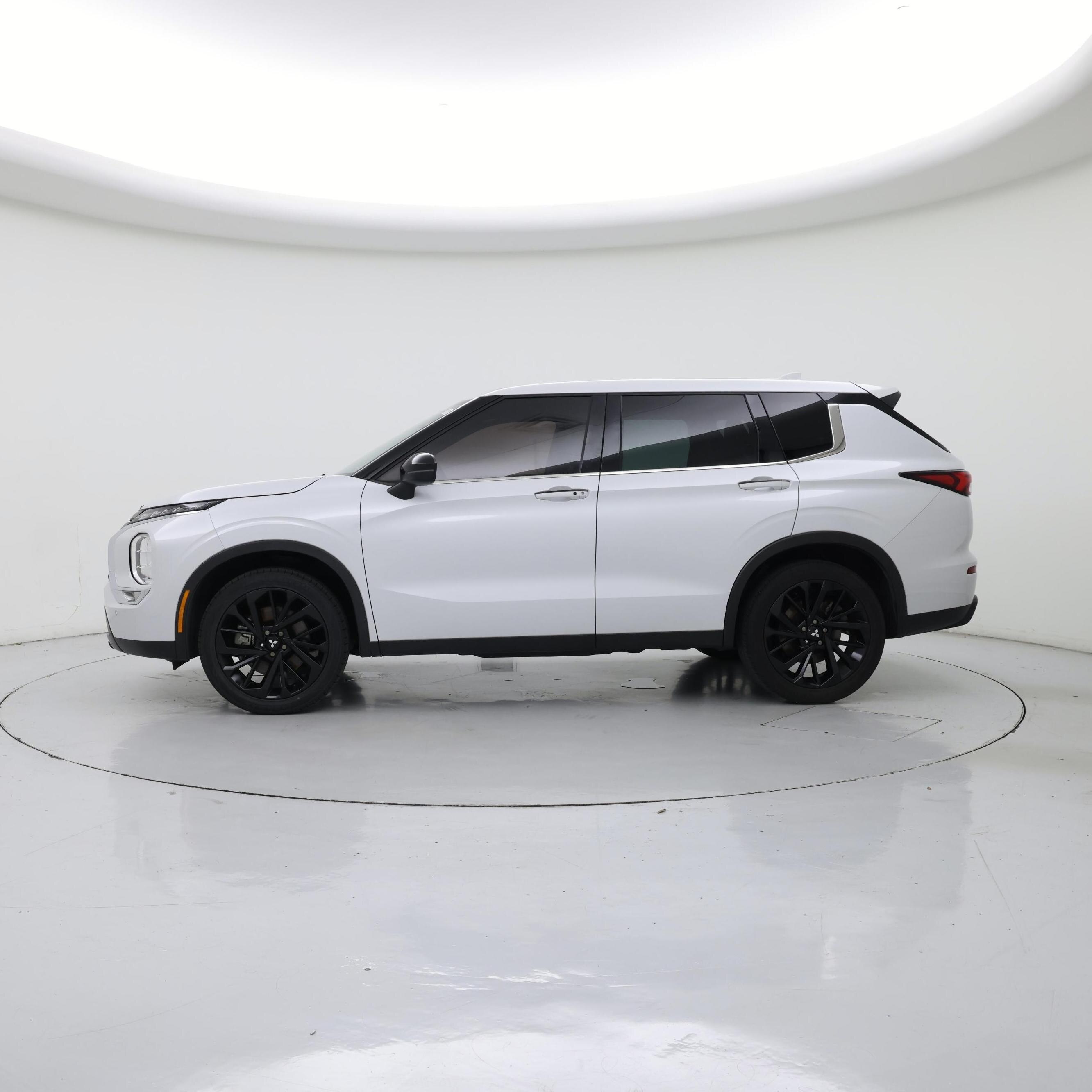 Thumbnail: 2022 Mitsubishi Outlander - 3