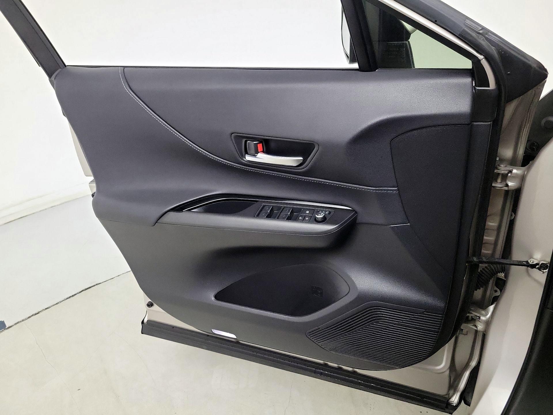 Thumbnail: 2021 Toyota Venza - 12