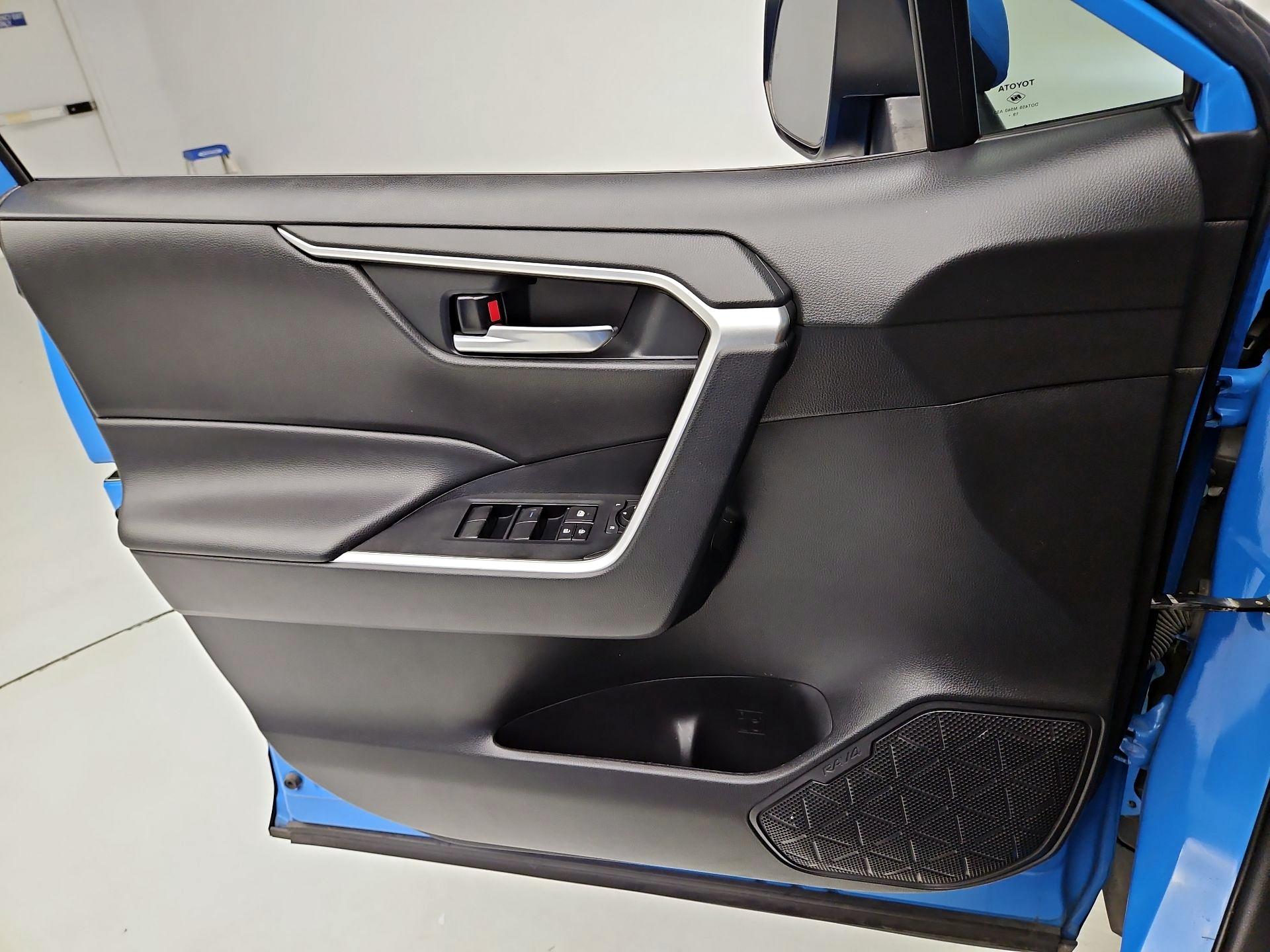 Thumbnail: 2020 Toyota RAV4 - 12