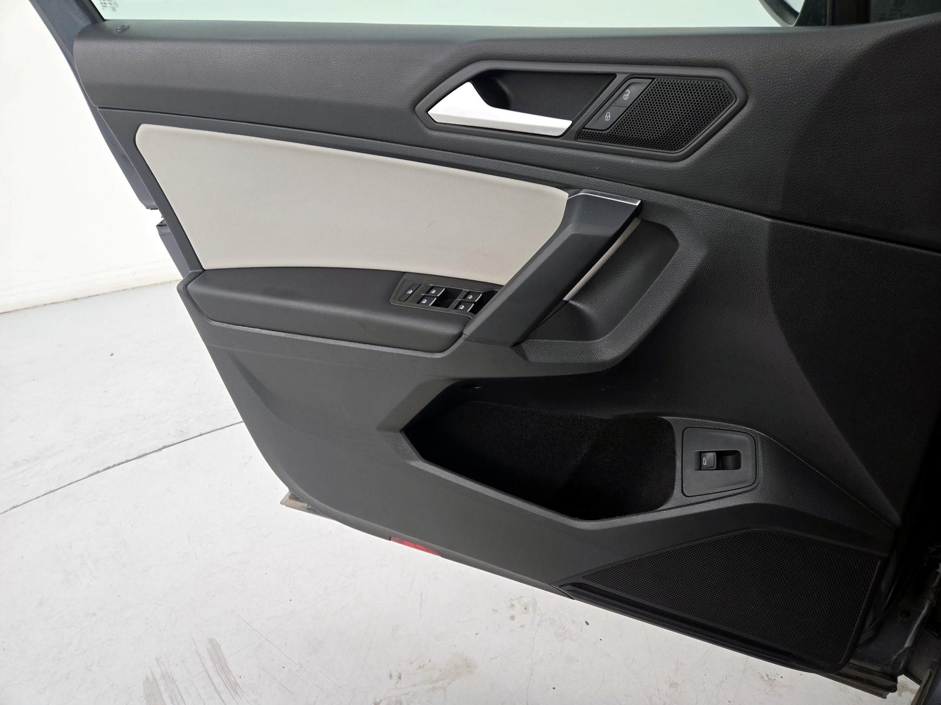 Thumbnail: 2019 Volkswagen Tiguan - 12