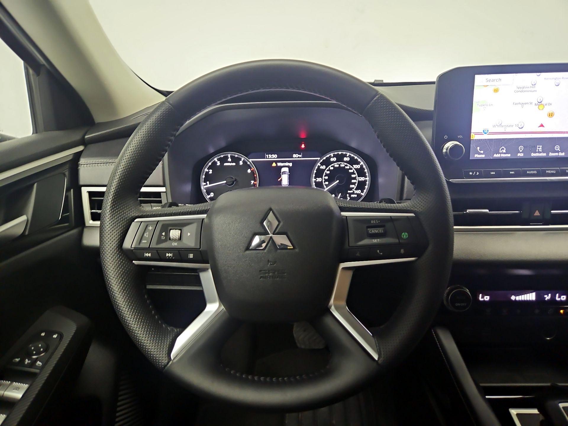 Thumbnail: 2023 Mitsubishi Outlander - 10