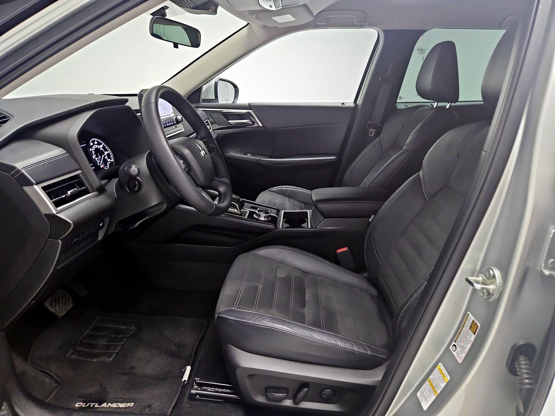 Thumbnail: 2023 Mitsubishi Outlander - 11