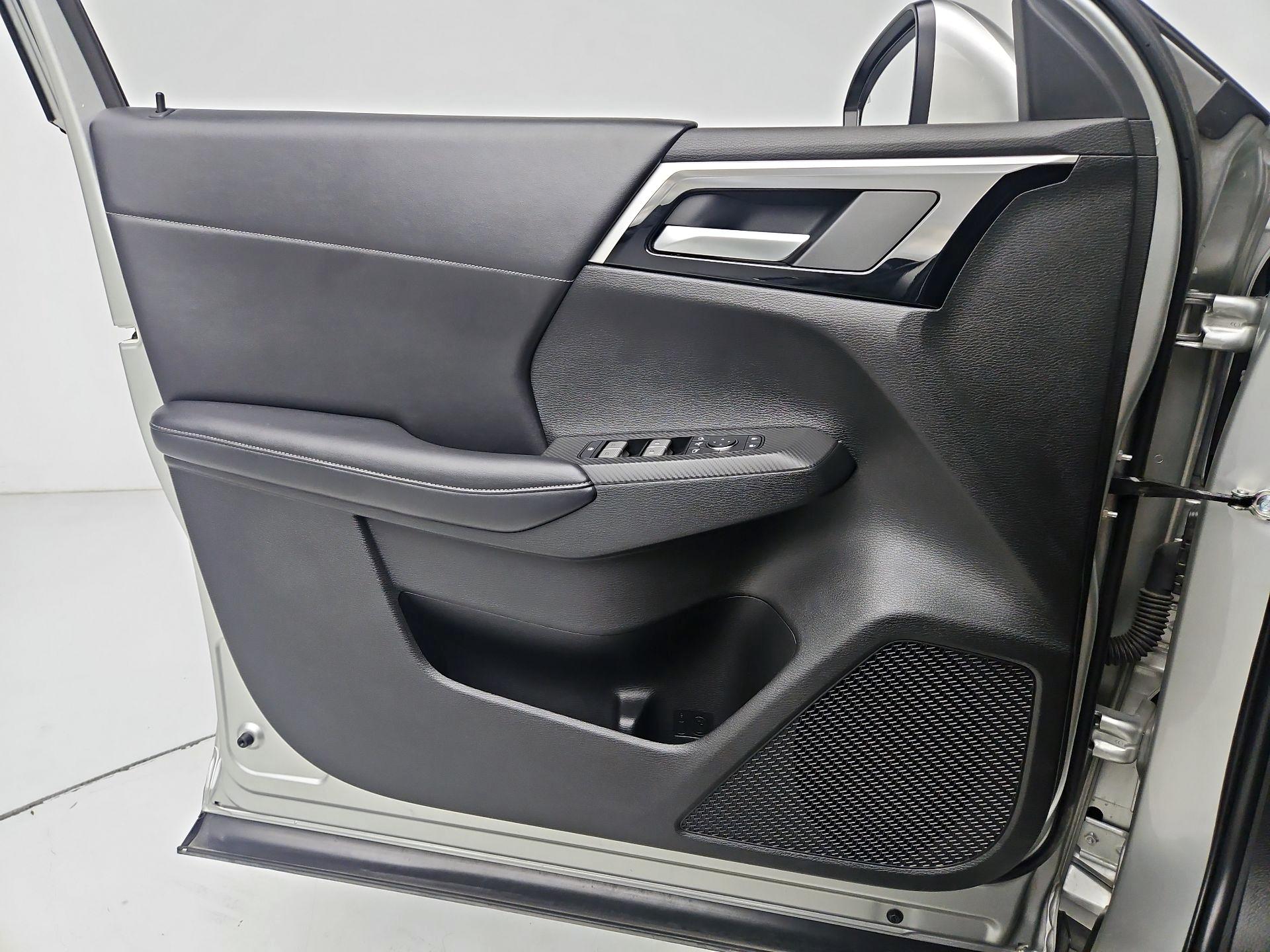 Thumbnail: 2023 Mitsubishi Outlander - 12