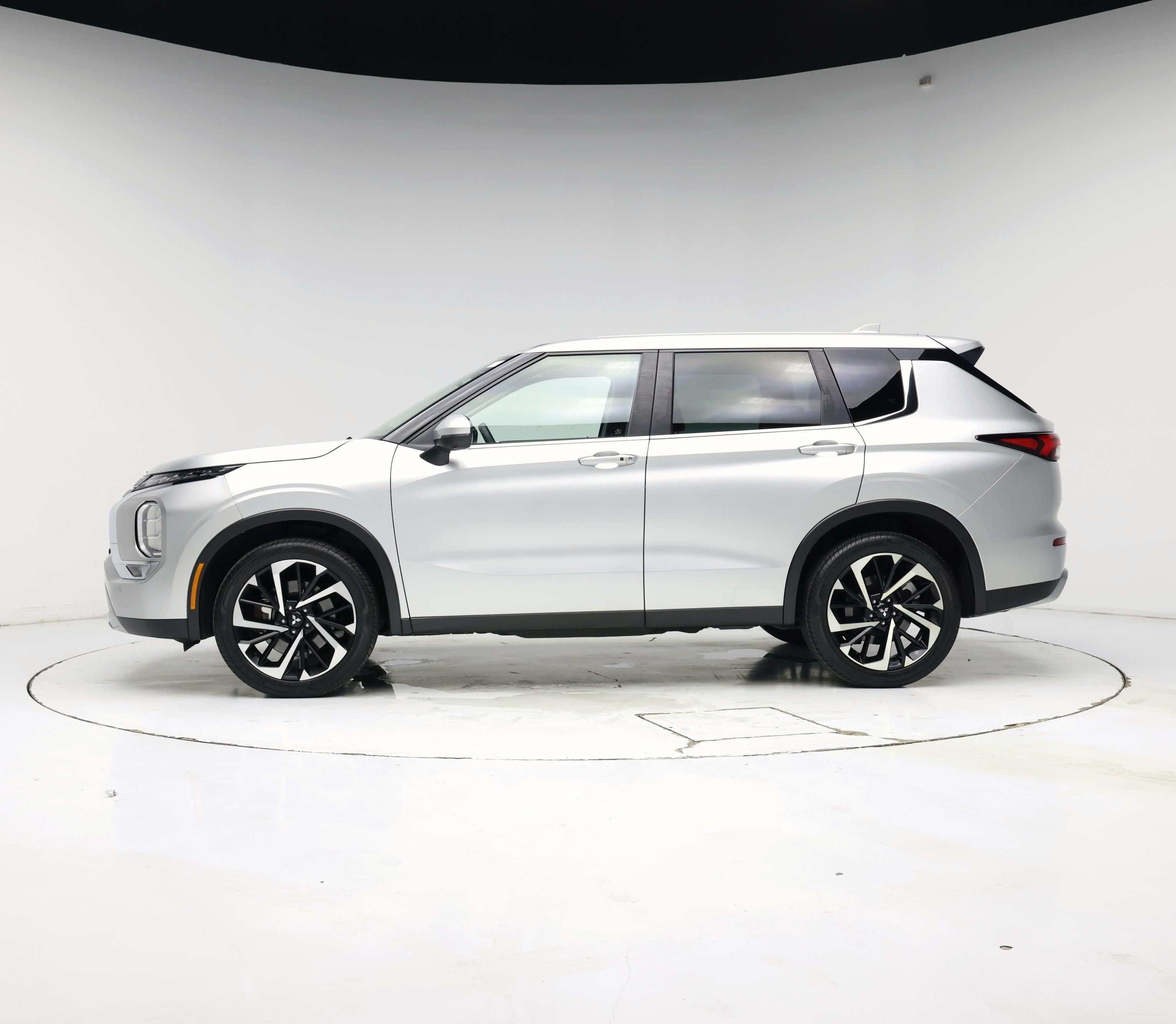 Thumbnail: 2023 Mitsubishi Outlander - 3