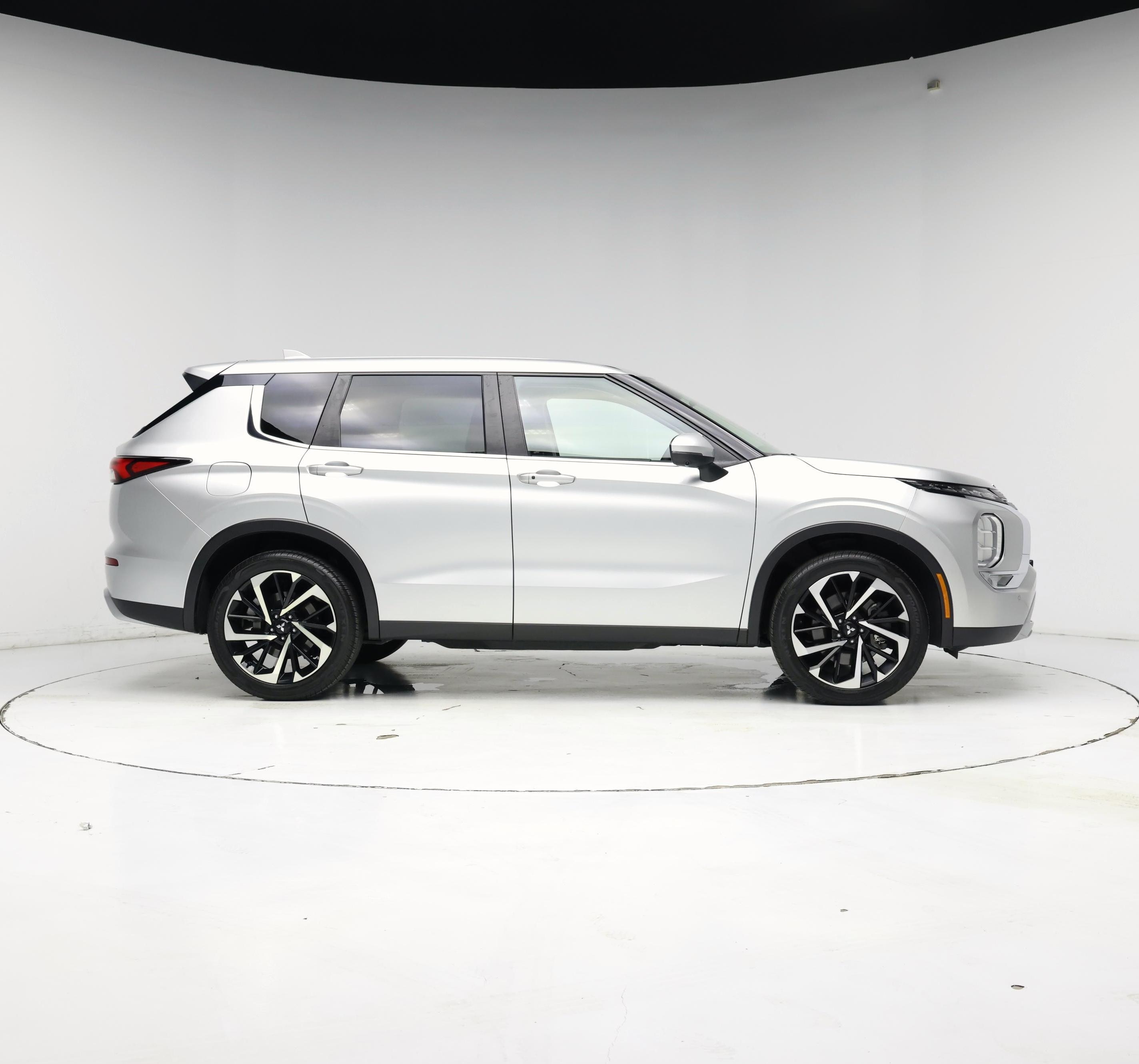 Thumbnail: 2023 Mitsubishi Outlander - 7