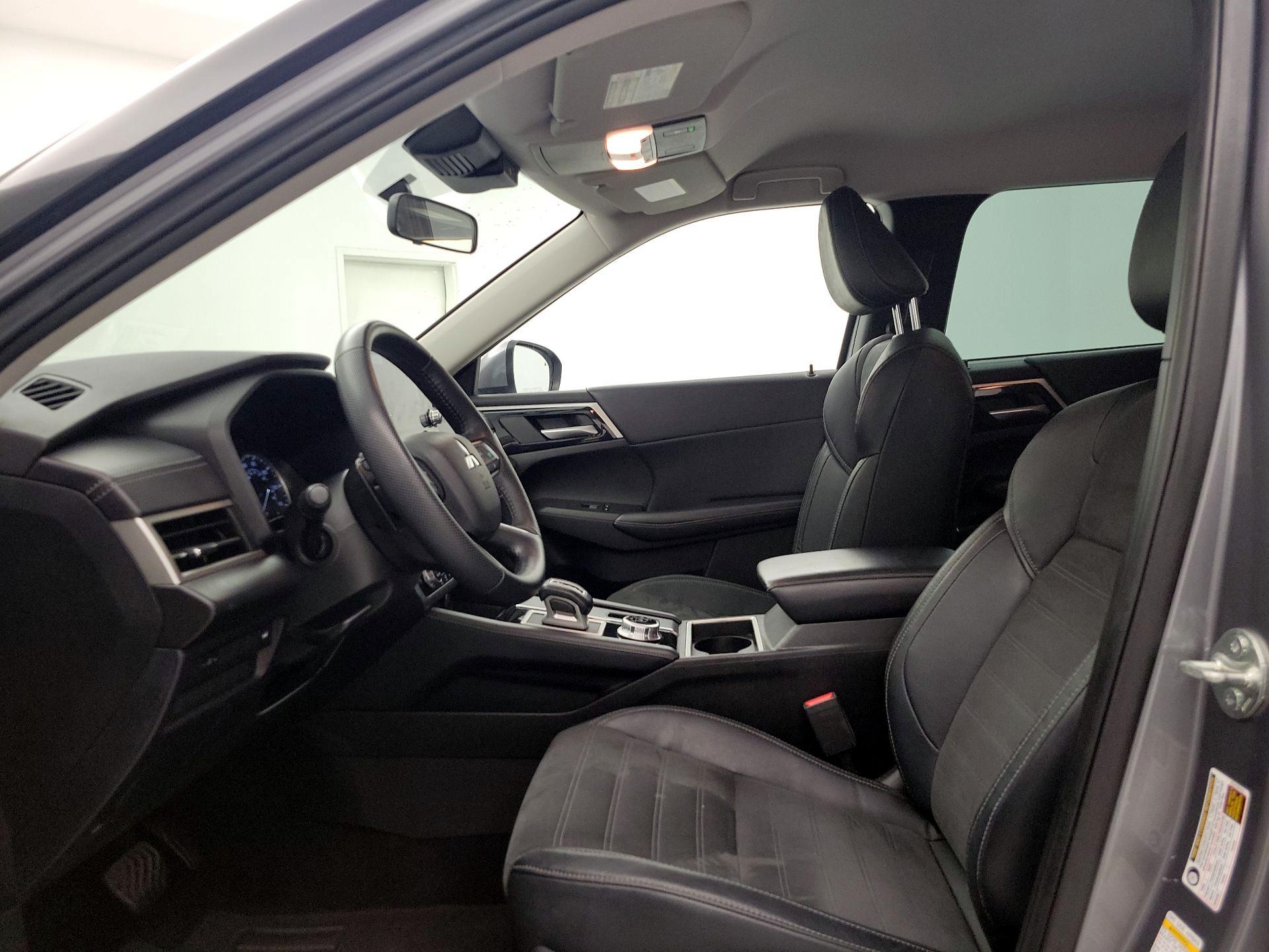 Thumbnail: 2023 Mitsubishi Outlander - 11