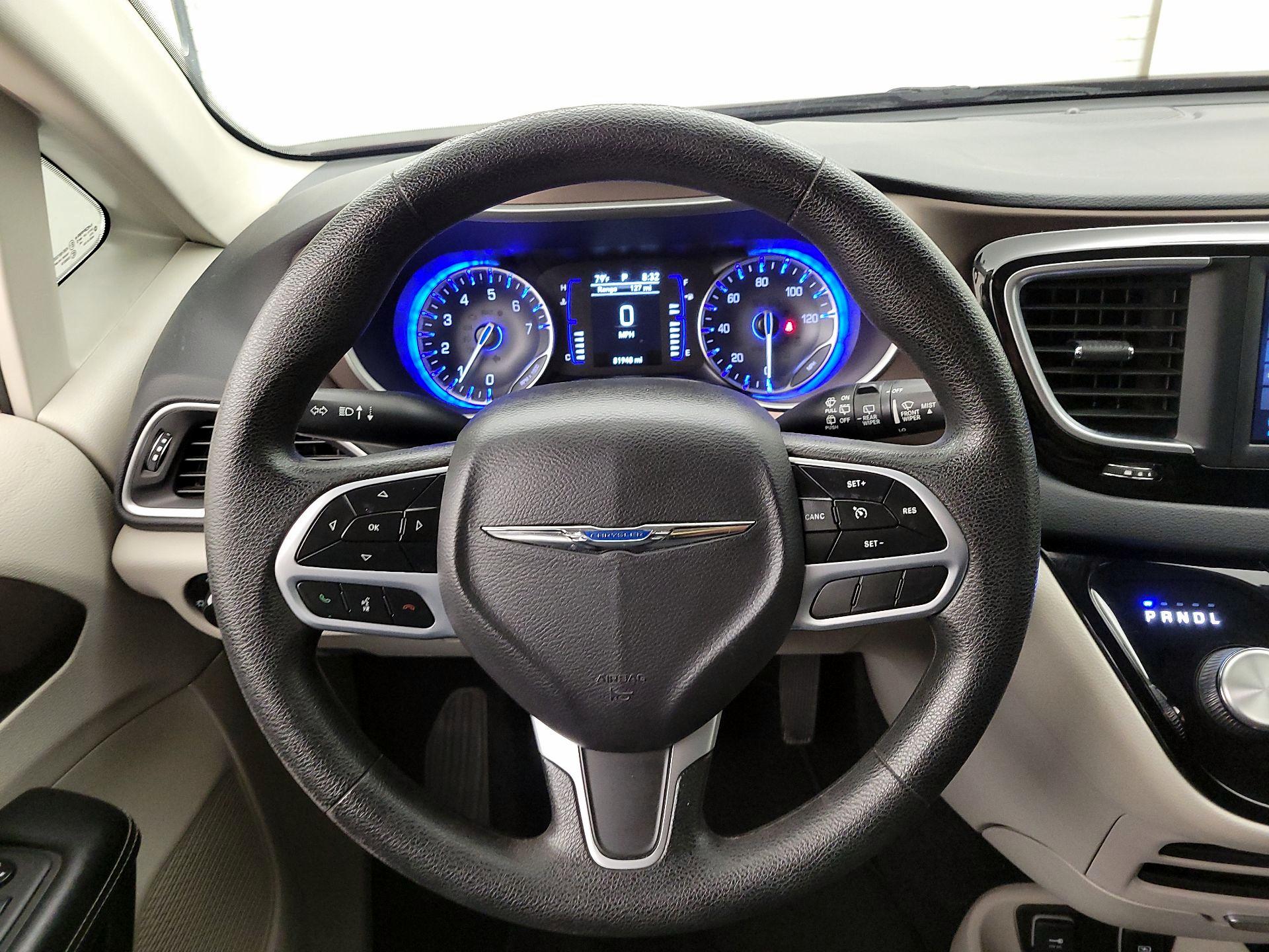 Thumbnail: 2021 Chrysler Voyager - 10
