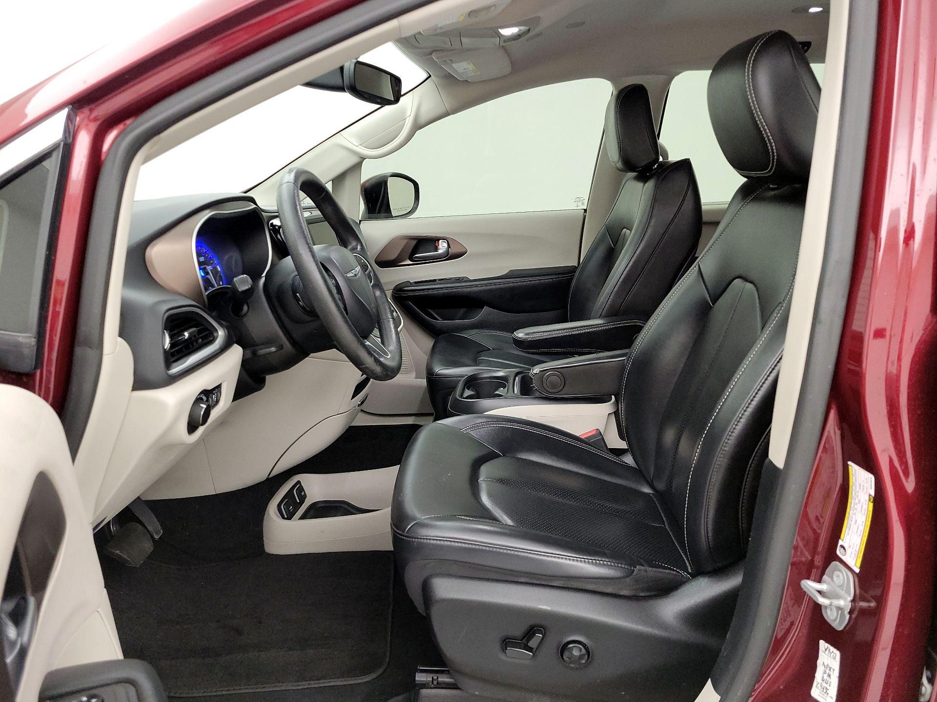 Thumbnail: 2021 Chrysler Voyager - 11