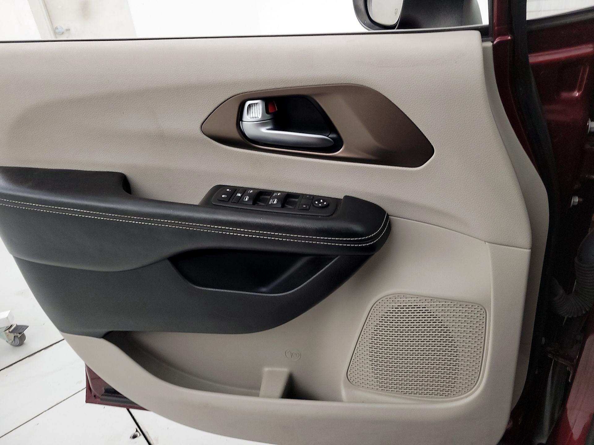 Thumbnail: 2021 Chrysler Voyager - 12