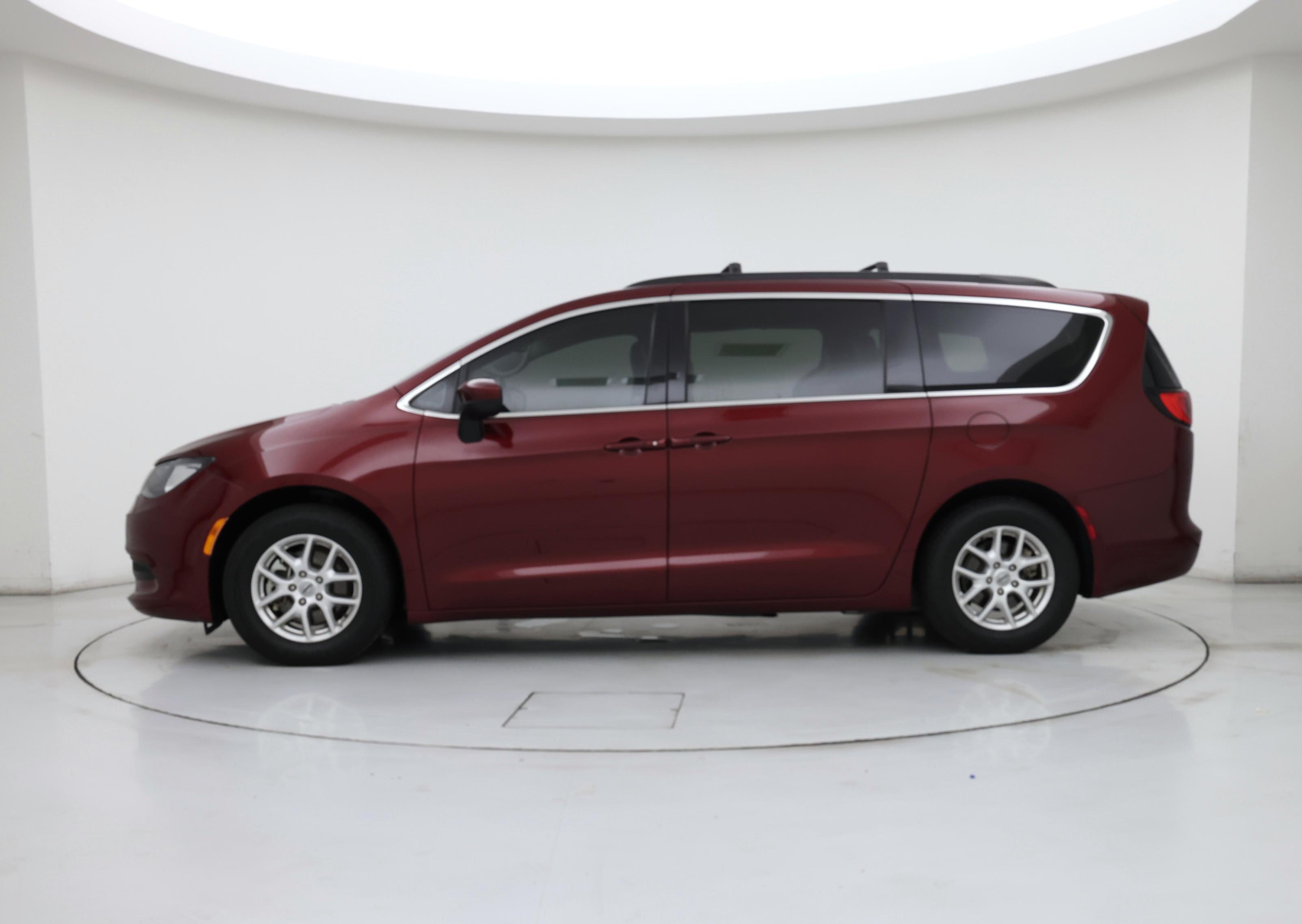 Thumbnail: 2021 Chrysler Voyager - 3