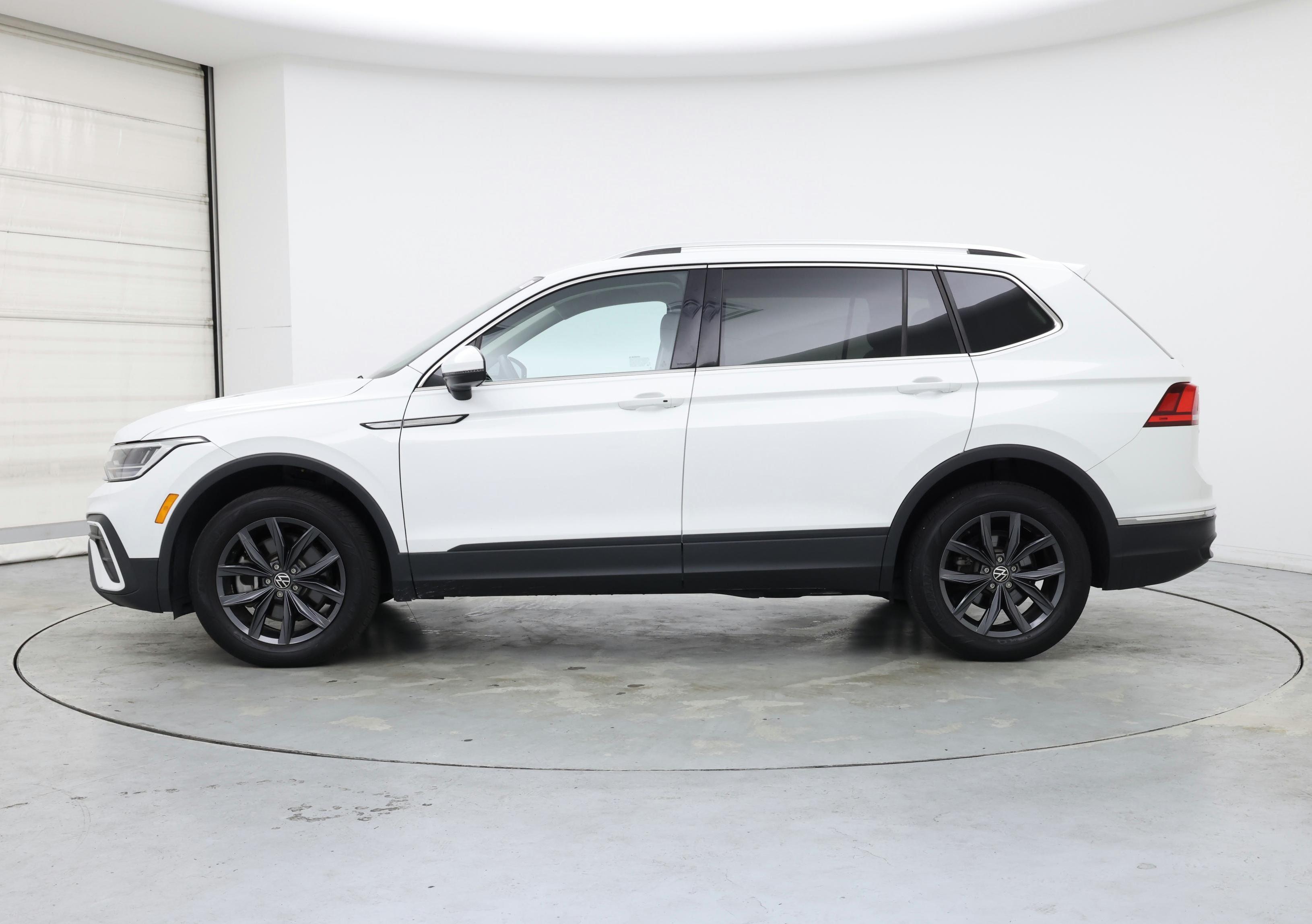 Thumbnail: 2022 Volkswagen Tiguan - 3