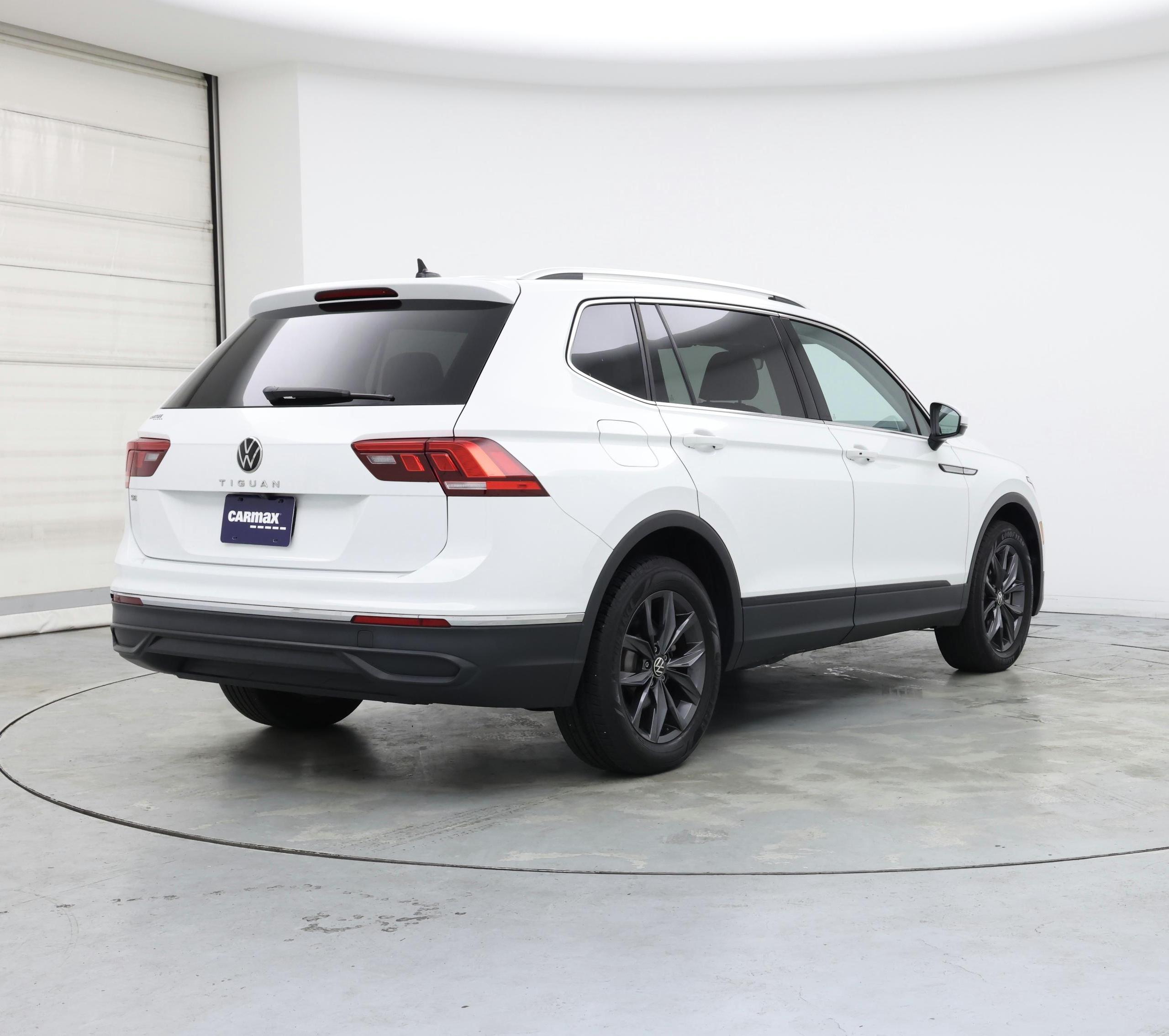 Thumbnail: 2022 Volkswagen Tiguan - 8