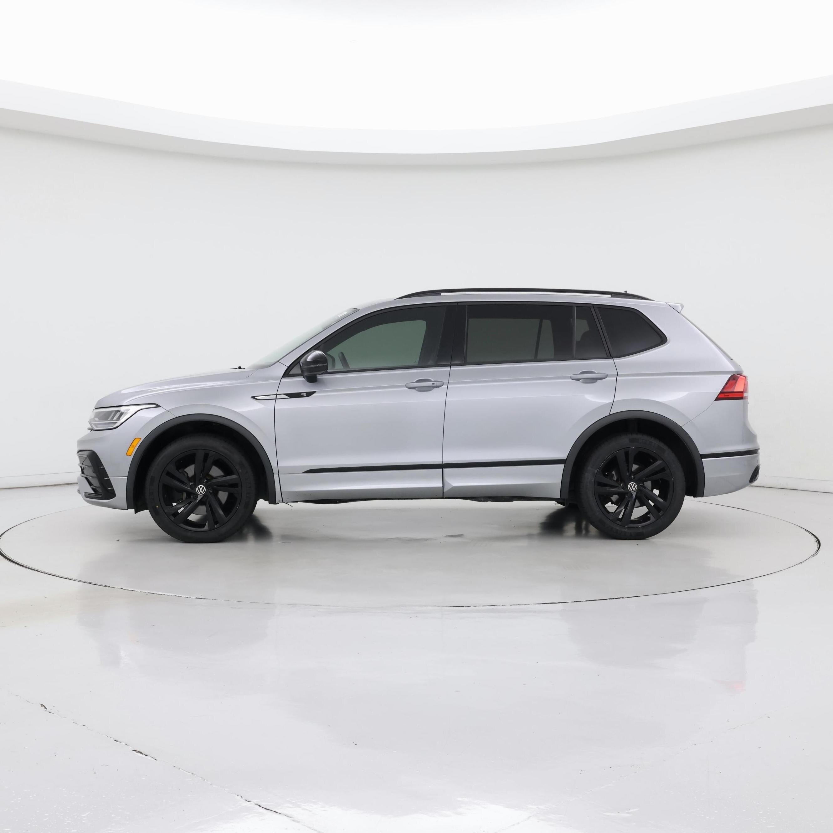 Thumbnail: 2023 Volkswagen Tiguan - 3