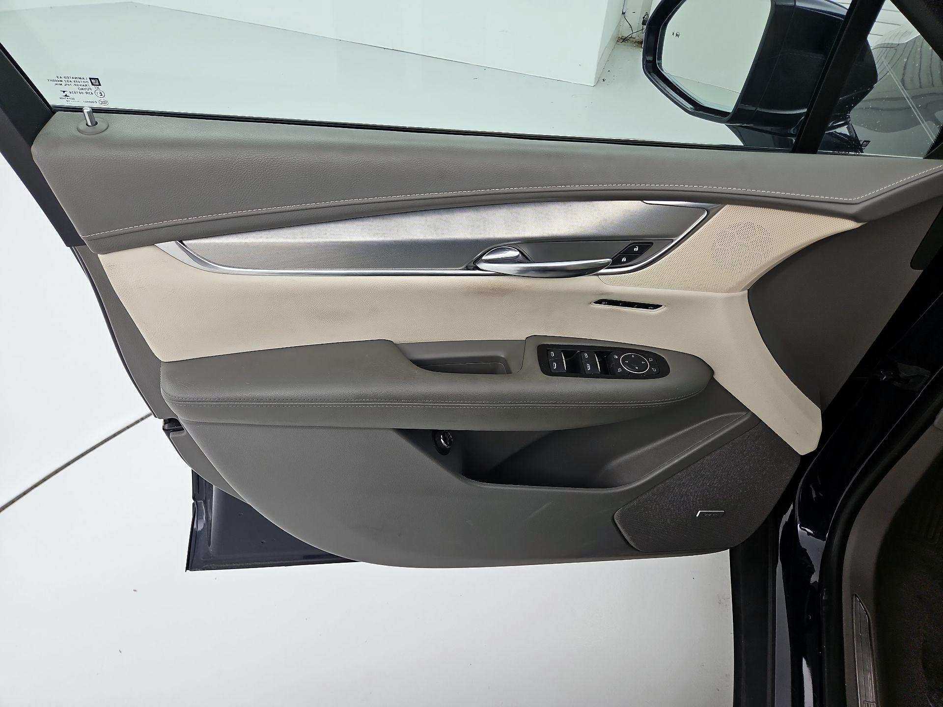 Thumbnail: 2017 Cadillac XT5 - 12