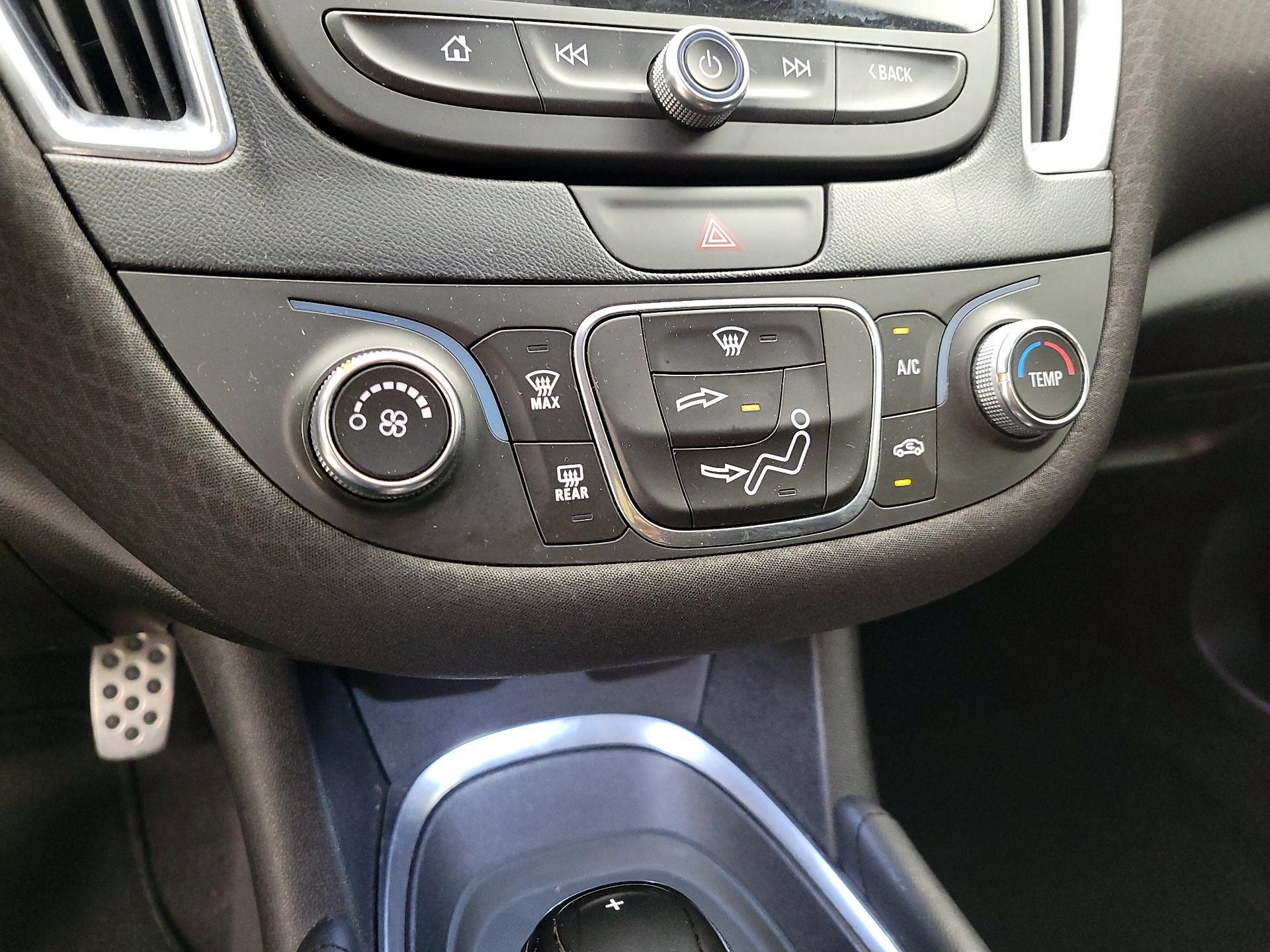 Thumbnail: 2016 Chevrolet Malibu - 16