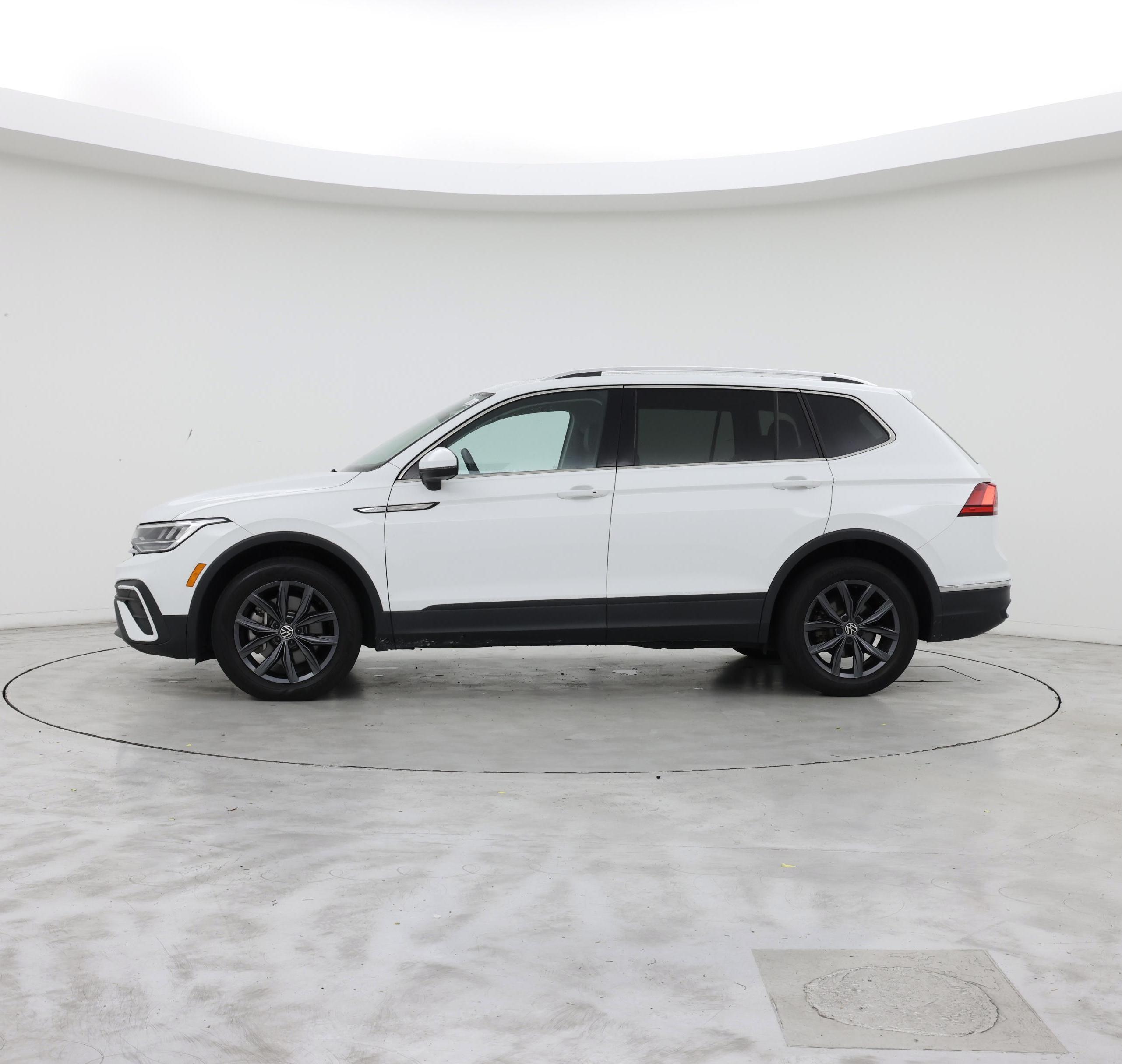 Thumbnail: 2022 Volkswagen Tiguan - 3