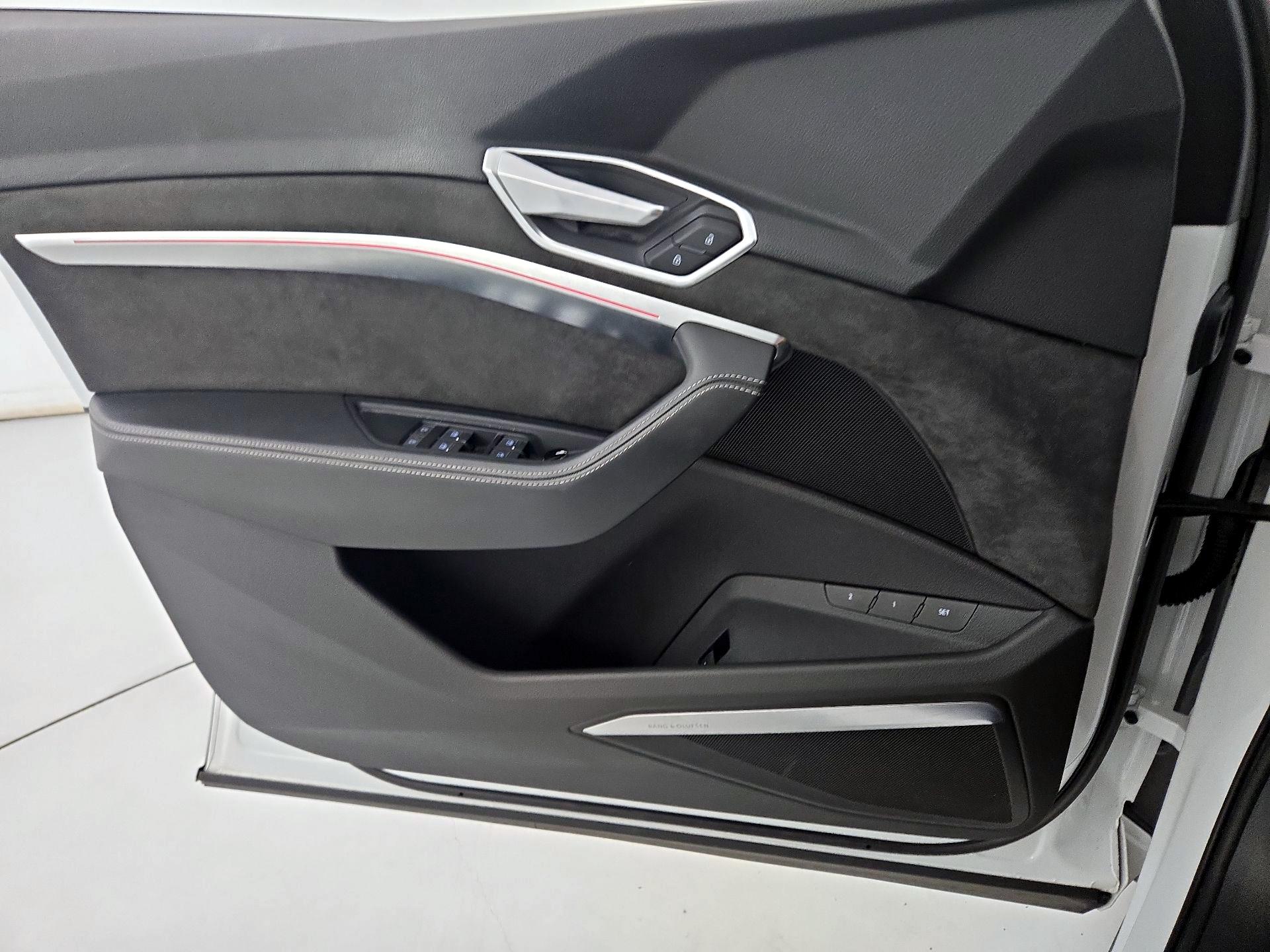 Thumbnail: 2019 Audi e-tron - 12