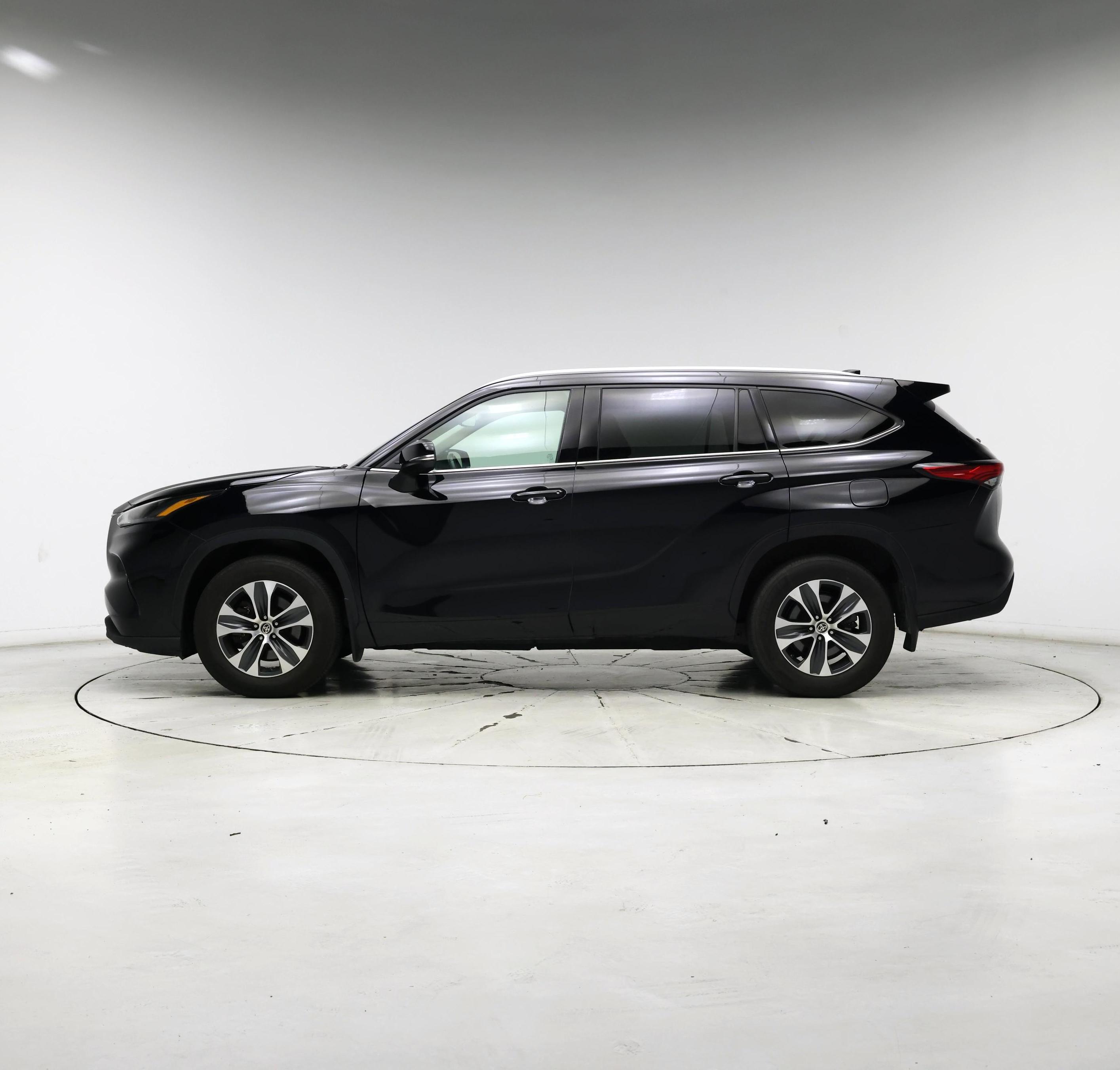 Thumbnail: 2022 Toyota Highlander - 3