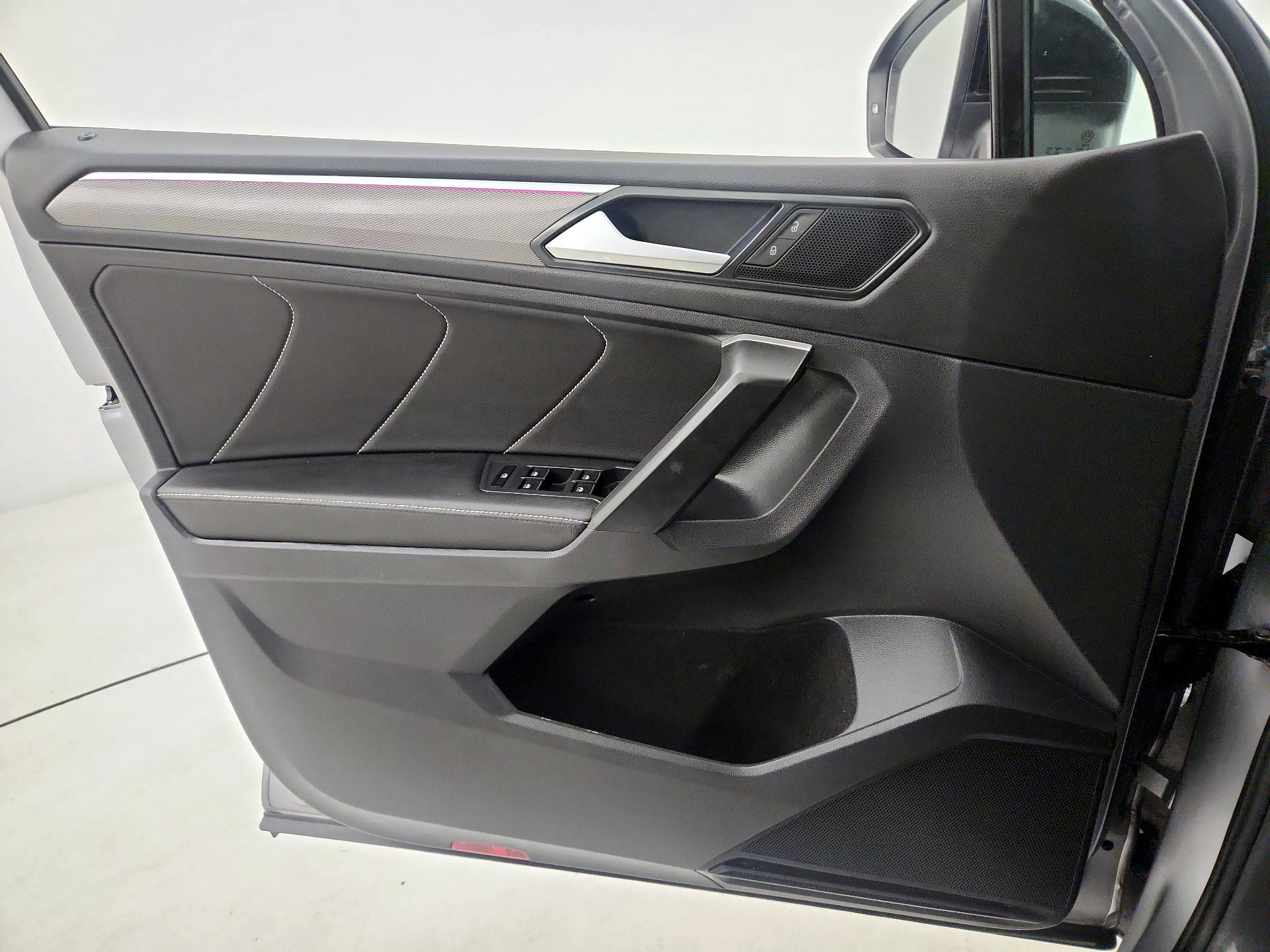 Thumbnail: 2023 Volkswagen Tiguan - 12