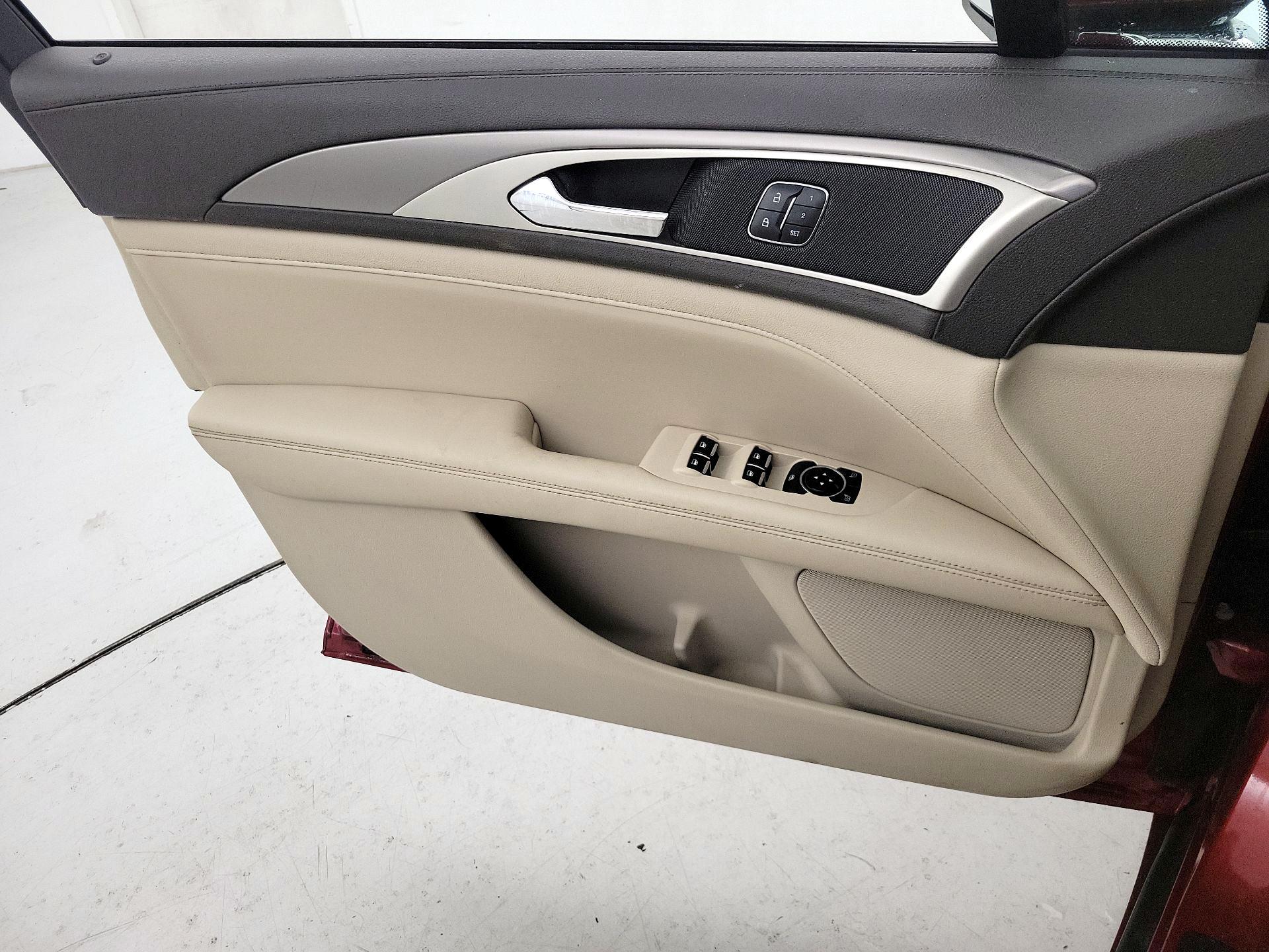 Thumbnail: 2017 Lincoln MKZ - 12