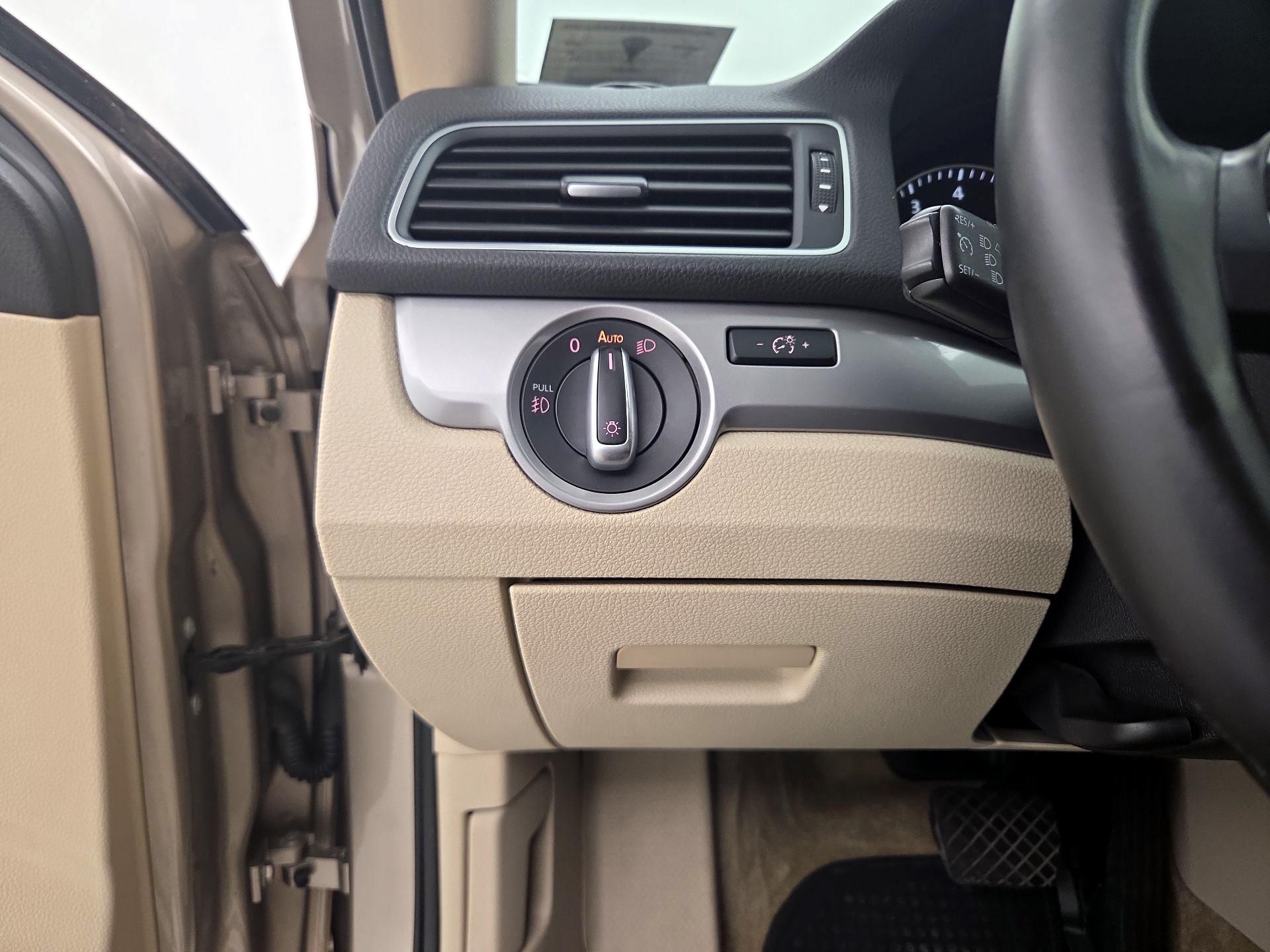 Thumbnail: 2015 Volkswagen Passat - 13