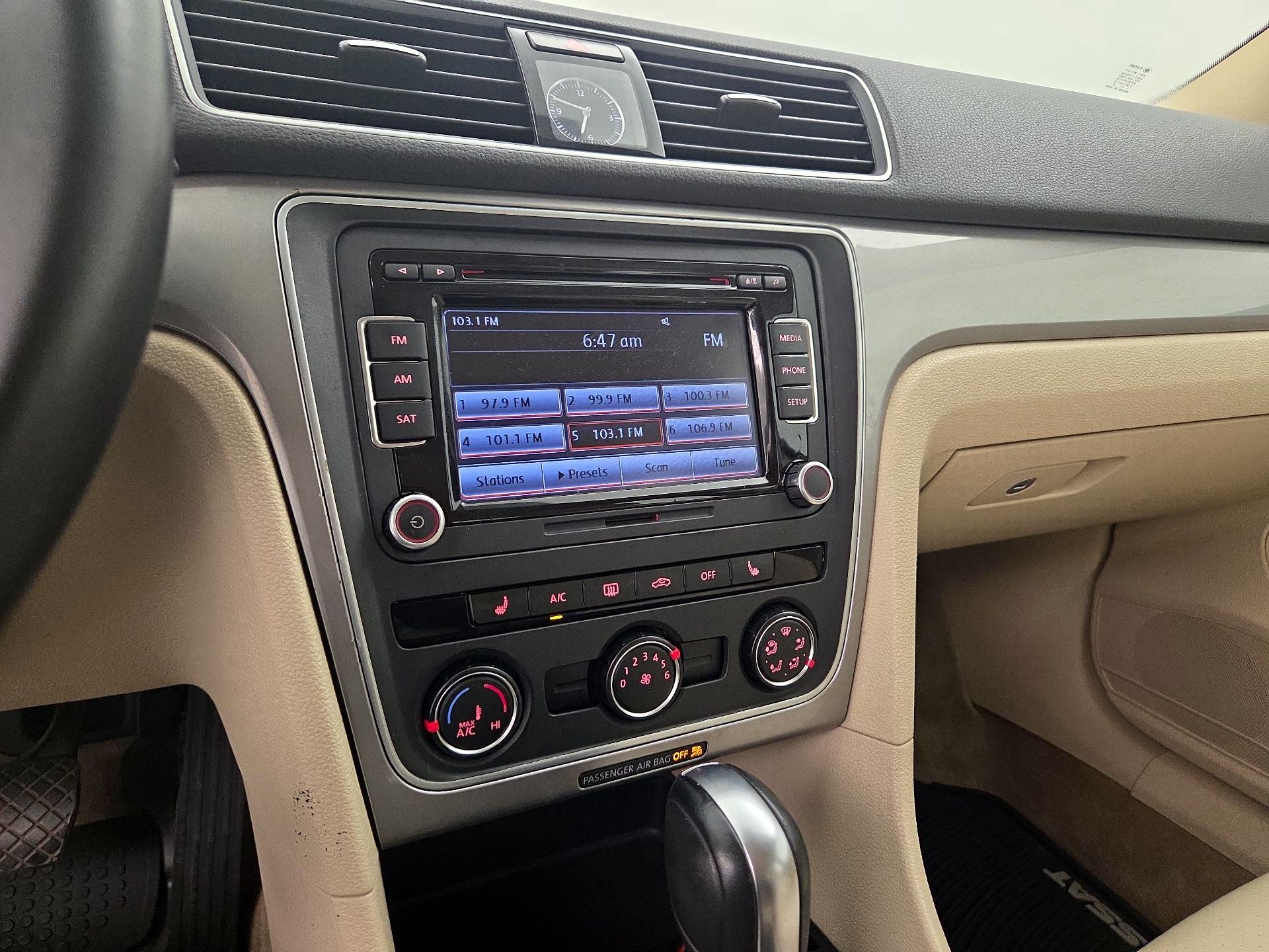 Thumbnail: 2015 Volkswagen Passat - 15