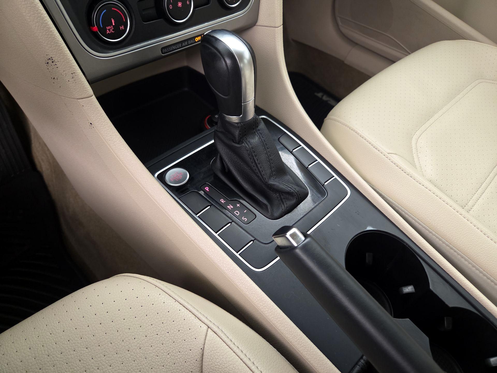 Thumbnail: 2015 Volkswagen Passat - 17