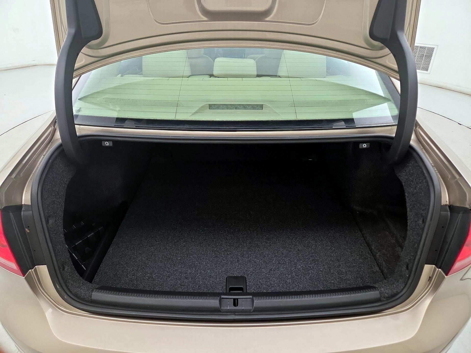 Thumbnail: 2015 Volkswagen Passat - 20