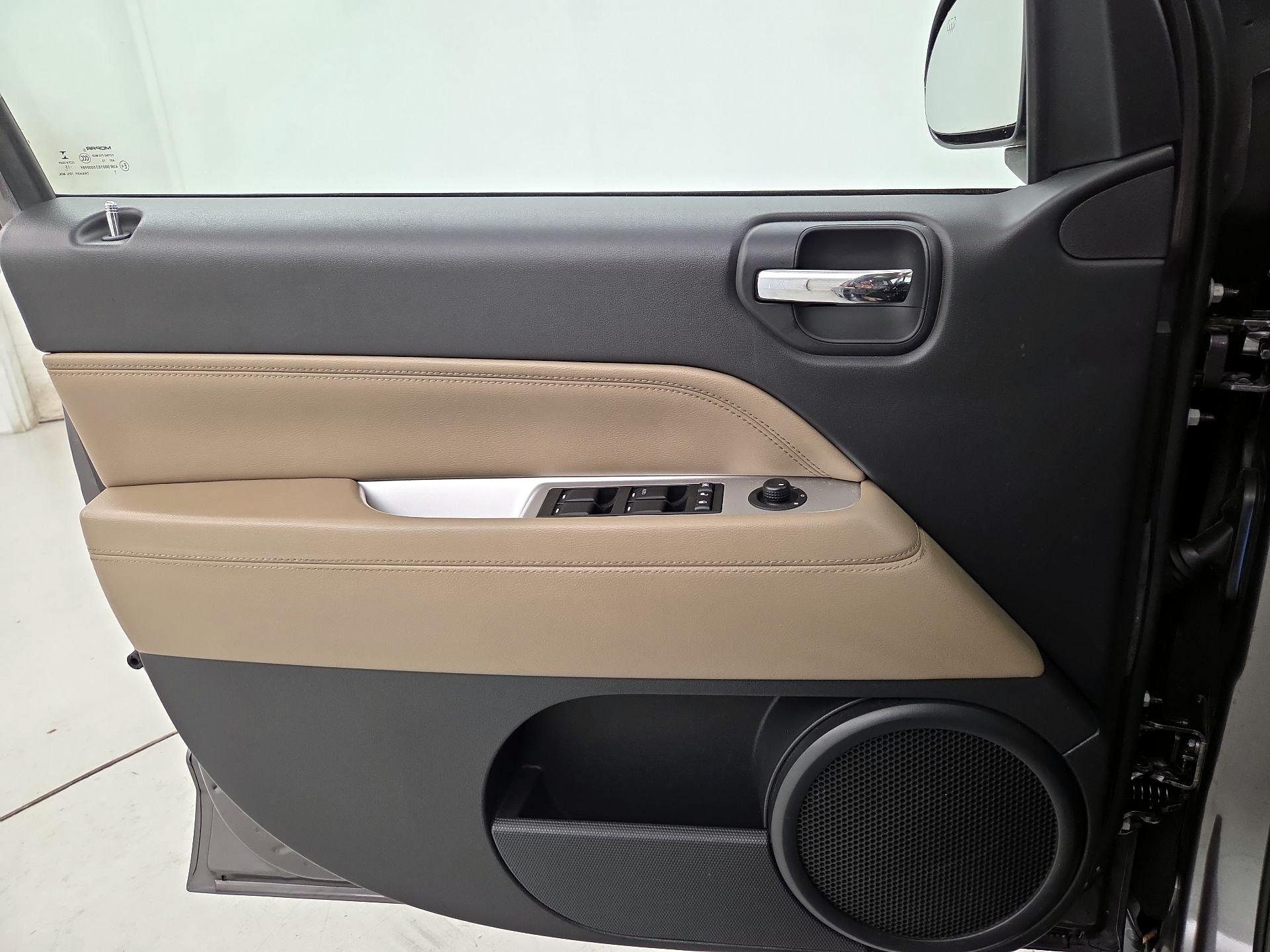 Thumbnail: 2016 Jeep Compass - 12